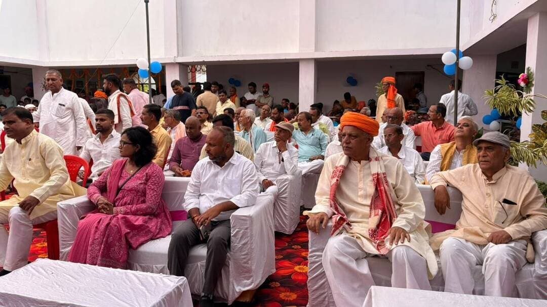 *लोकनायक जयप्रकाश नारायण की जयंती पर सिताब दियारा में श्रद्धांजलि, कला एवं संस्कृति के रंगों से सजा आयोजन**
**सिताब दियारा, रिविलगंज | सारण | 11 अक्टूबर 2026**
लोकनायक जयप्रकाश नारायण की जयंती के अवसर पर कला एवं संस्कृति विभाग, बिहार, पटना के तत्वावधान में जिला प्रशासन, सारण द्वारा सिताब दियारा में श्रद्धा एवं उत्साह के साथ विविध कार्यक्रमों का आयोजन किया गया। कार्यक्रम का शुभारंभ अनुमंडल पदाधिकारी, सदर छपरा द्वारा लोकनायक की प्रतिमा पर माल्यार्पण एवं श्रद्धांजलि अर्पित कर किया गया। इस अवसर पर स्कूली बच्चों ने प्रभात फेरी निकालकर उनके विचारों, आदर्शों और राष्ट्र के प्रति योगदान का संदेश दिया।
**चित्रकला प्रतियोगिता में बच्चों ने दिखाई अपनी प्रतिभा**
आयोजित चित्रकला प्रतियोगिता एवं कला कार्यशाला में स्थानीय बच्चों ने उत्साहपूर्वक भाग लेकर अपनी रचनात्मकता और कलात्मक प्रतिभा का प्रदर्शन किया। प्रतियोगिता में **आदित्य कुमार ने प्रथम, आंचल कुमारी ने द्वितीय तथा अजीत कुमार महतो ने तृतीय स्थान** प्राप्त किया। विजेताओं को पुरस्कृत कर सम्मानित किया गया। यह आयोजन लोकनायक के विचारों एवं आदर्शों को नई पीढ़ी तक पहुँचाने के साथ-साथ बच्चों की कला प्रतिभा को प्रोत्साहित करने का एक सार्थक प्रयास रहा।