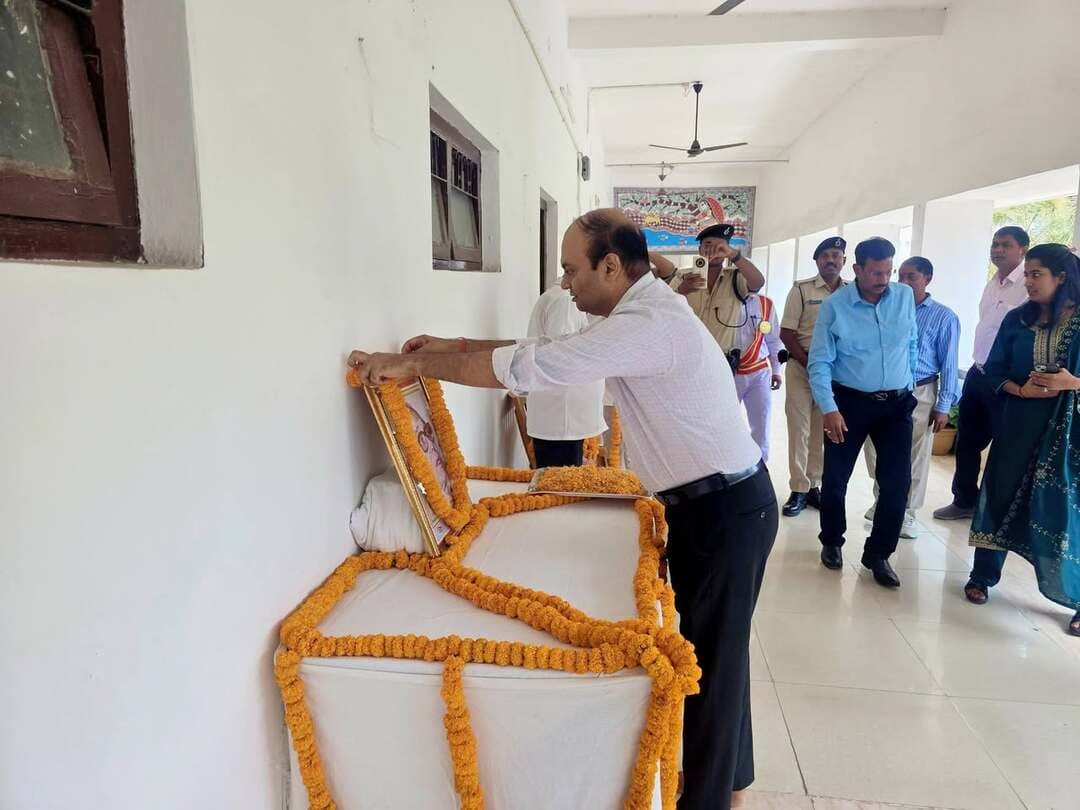 लोकनायक जयप्रकाश नारायण जी की जयंती पर जिलाधिकारी ने किया माल्यार्पण...
समस्तीपुर, दिनांक 11 अक्टूबर 2026।
लोकनायक जयप्रकाश नारायण जी की जयंती के अवसर पर आज समाहरणालय परिसर, समस्तीपुर में जिलाधिकारी श्री रोशन कुशवाहा द्वारा लोकनायक जयप्रकाश नारायण के तैलचित्र पर माल्यार्पण कर उन्हें श्रद्धापूर्वक नमन किया गया।
इस अवसर पर जिलाधिकारी ने लोकनायक जयप्रकाश नारायण जी के व्यक्तित्व एवं कृतित्व को स्मरण करते हुए उनके आदर्शों, सिद्धांतों तथा राष्ट्र एवं समाज के प्रति उनके योगदान को याद किया। लोकनायक जयप्रकाश नारायण का संपूर्ण जीवन लोकतांत्रिक मूल्यों, सामाजिक न्याय, जनकल्याण एवं जनभागीदारी के प्रति समर्पण का प्रेरणास्रोत रहा है।
माल्यार्पण कार्यक्रम में उप विकास आयुक्त श्री सूर्य प्रताप सिंह, नगर आयुक्त श्री गौतम कुमार, अनुमंडल पदाधिकारी, समस्तीपुर श्री राकेश कुमार, नजारत उप समाहर्ता श्री रजनीश कुमार राय, सामान्य शाखा प्रभारी सुश्री अंजली कुमारी सहित विभिन्न विभागों के पदाधिकारी एवं कर्मी उपस्थित रहे।
#highlightsシ゚
#districtadministrationsamastipur
#JPNarayanjayanti #श्रद्धांजलि #माल्यार्पण
#CMSamrat #samratchoudhary
Information & Public Relations Department, Government of Bihar
CMO Bihar