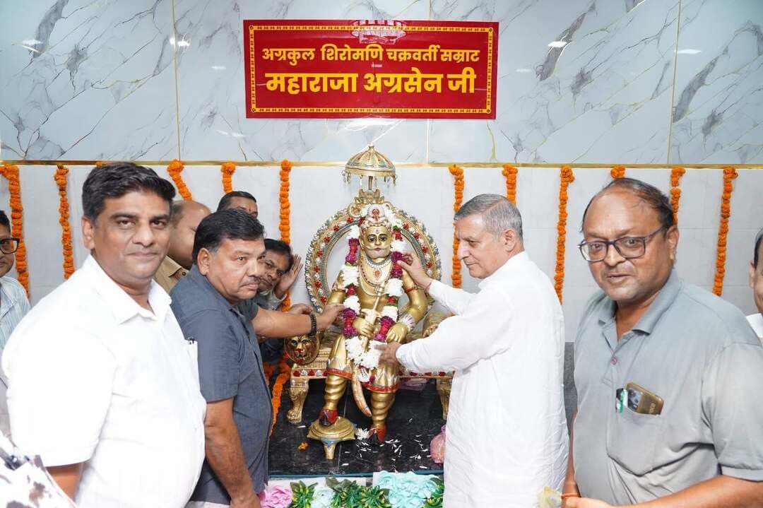 5150वी श्री अग्रसेन जयंती पर जगाधरी के महाराजा अग्रसेन भवन में हुई महाराजा अग्रसेन की 5 फूटी 108 किलो पीतल की प्रतिमा स्थापित...
चक्रवर्ती सम्राट महाराजा अग्रसेन जी की 5150 वी जयंती जगाधरी में 11 अक्टूबर 2026 रविवार को महाराजा अग्रसेन भवन, अमरविहार , पुरानी छछरौली रोड जगाधरी में अग्रवाल युवा मंच, अग्रवाल सभा एवं अग्रवाल महिला संगठन जगाधरी के संयुक्त तत्वाधान में बड़ी ही श्रद्धा और उत्साह से मनाई गई।
कार्यक्रम के मुख्यातिथि श्री कंवरपाल जी पूर्व कैबिनेट मंत्री हरियाणा सरकार रहे। कार्यक्रम की अध्यक्षता प्रसिद्ध समाजसेवी अश्विनी सिंगला ने की। विशिष्ट अतिथि राजेश सपरा जिलाध्यक्ष भाजपा, विपुल गर्ग चैयरमेन मार्केट कमेटी रहे। गणमान्य अतिथि नरेंद्र गर्ग, अश्विनी गोयल, डा. आदित्य गोयल, जयंत स्वामी पार्षद, सोनू हरजाई रहे।
महाराजा अग्रसेन भवन जगाधरी में प्रातः 9 बजे हवन प्रारंभ हुआ तत्पश्चात 11 बजे समाजवाद प्रवर्तक चक्रवर्ती सम्राट महाराजा अग्रसेन जी की पीतल की 5 फूट की 108 किलो की मूर्ति का महाराजा अग्रसेन भवन के नवनिर्मित महाराजा अग्रसेन कक्ष मे स्थापना कर अनावरण किया गया। यह मूर्ति श्री नरेंद्र गर्ग (मैं. रघबर दास रतनलाल) ने प्रदान की है।
प्रधान पंकज मंगला ने समाज से मृत्यु भोज पर पाबंदी की अपील की। महाराजा अग्रसेन भवन के साथ अमरविहार पार्क का नाम महाराजा अग्रसेन जी के नाम पर करने का अनुरोध किया।
विशिष्ट अतिथि अश्विनी सिंगला ने जगाधरी महाराजा अग्रसेन चौक पर समाज की ओर से महाराजा अग्रसेन द्वार बनाने की सरकार से अनुमति स्वीकृति प्रदान करने का अनुरोध किया।
मुख्यातिथि श्री कंवरपाल ने कहा कि अग्रवाल समाज ने सदैव देशहित और समाजहित में अग्रणी भूमिका निभाई है। उन्होंने आश्वासन दिया कि संस्था के कार्यो के लिए जो भी सरकारी अनुमतियो की आवश्यकता होगी
इस अवसर पर मुख्य संरक्षक पंकज मित्तल, संरक्षक पंकज गोयल, प्रधान पंकज मंगला, उपप्रधान विनय बंसल, महासचिव कपिल गोयल, कोषाध्यक्ष अतुल गोयल, जिलाध्यक्ष आशीष मित्तल, डॉ अनुज गर्ग, विनती अग्रवाल, आशीष मित्तल, सुमित गुप्ता, केशव मित्तल,सुनील अग्रवाल, महेंद्र सिंगला, चन्द्रप्रभा मित्तल, रक्षा मित्तल, इन्दु गोयल, रेणुका गोयल, रितु मित्तल, विभा जैन, सोनिया मंगला, सरिता अग्रवाल , डिम्पल मित्तल, कविता अग्रवाल, पूनम अग्रवाल इत्यादि उपस्थित रहे।