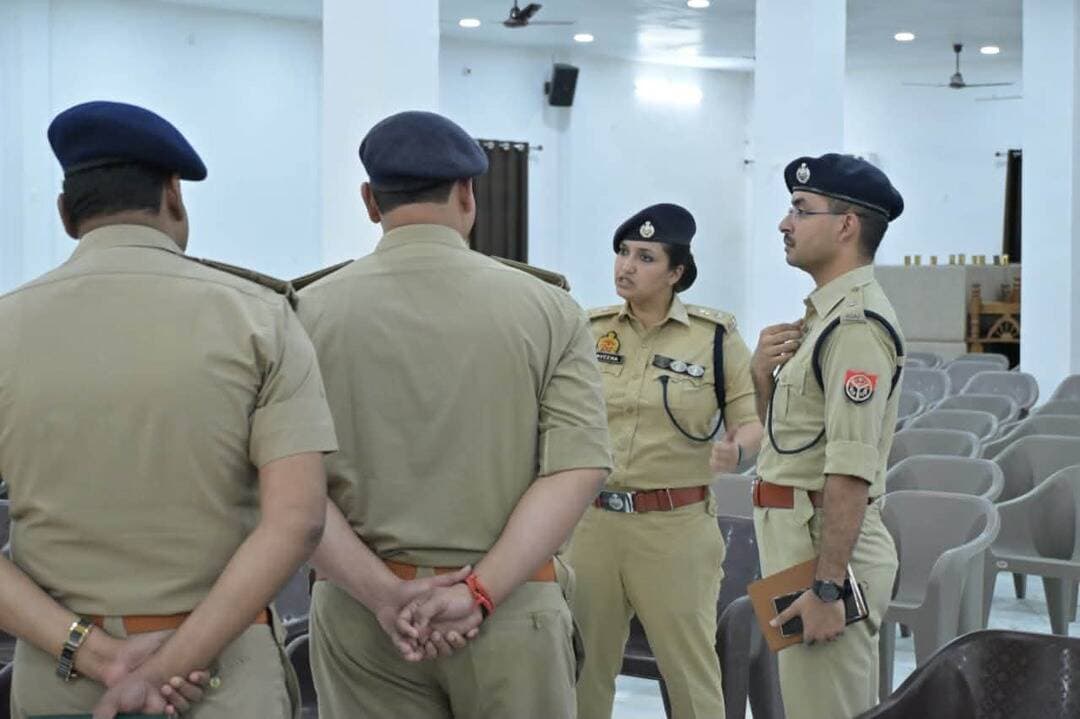 एसपी रवीना त्यागी ने रिजर्व पुलिस लाइन का औचक निरीक्षण कर बहुउद्देशीय हॉल व वज्र वाहन की व्यवस्थाओं का जायजा लिया और उपकरणों को क्रियाशील रखने के निर्देश दिए।
#BarabankiPolice #spbarabanki #viralpost