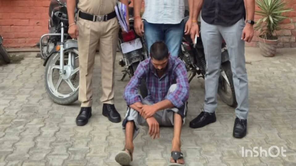 बाइक चोरी करने वाला शातिर चोर गिरफतार, चोरी की 3 बाइक बरामद।
सीआईए वन पुलिस टीम ने बाइक चोरी करने वाले एक शातिर चोर को गिरफतार किया। पुलिस ने आरोपी के पास से चोरी की 3 बाइक बरामद की। आरोपी की पहचान साहिल उर्फ चौटाला पुत्र राजेश निवासी कुराड़ के रूप में हुई है।
सीआईए वन प्रभारी इंस्पेक्टर विरेंद्र ने बताया कि उनकी टीम को शनिवार को गश्त के दौरान गुप्त सूचना मिली थी कि संदिग्ध एक युवक स्पलेंडर बाइक पर सवार होकर चौटाला रोड पर रसलापुर मोड़ के पास घूम रहा है। बाइक चोरी की हो सकती है। पुलिस टीम ने तुंरत मौके पर पहुंचकर बाइक सवार युवक को काबू किया। पूछताछ में उसने अपनी पहचान साहिल उर्फ चौटाला पुत्र राजेश निवासी कुराड़ के रूप में बताई। युवक को बाइक के कागजात दिखाने के लिए कहा तो वह बहाने बाजी करने लगा। कड़ाई से पूछताछ में आरोपी ने बाइक 1 अक्तूबर 2026 को समालखा कोर्ट के पास से चोरी करना स्वीकार किया। बाइक चोरी की वारदात बारे थाना समालखा में मुंशीराम पुत्र शंकर राम निवासी आजाद नगर वार्ड नंबर समालखा की शिकायत पर अभियोग दर्ज है।
इंस्पेक्टर विरेंद्र ने बताया कि पूछताछ में आरोपी ने बाइक चोरी की दो अन्य वारदातों का खुलासा हुआ। पुलिस ने आरोपी के कब्जे से दोनों बाइक बरामद कर 106 बीएनएसएस के तहत कब्जा पुलिस में लिया। पूछताछ में आरोपी ने पुलिस को बताया वह नशा करने का आदी है। आरोपी के खिलाफ पहले भी आपराधिक वारदातों के 9 मामले दर्ज है। पुलिस ने आरोपी साहिल के कब्जे से चोरी की कुल 3 बाइक बरामद कर रविवार को आरोपी को माननीय न्यायालय में पेश किया जहा से उसे न्यायिक हिरासत जेल भेज दिया गया।