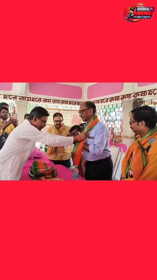 তারাপীঠে দুর্গাপুজোর আগে দুঃস্থদের হাতে নতুন বস্ত্র তুলে দিলেন কৃষিমন্ত্রী দুধকুমার মণ্ডল
