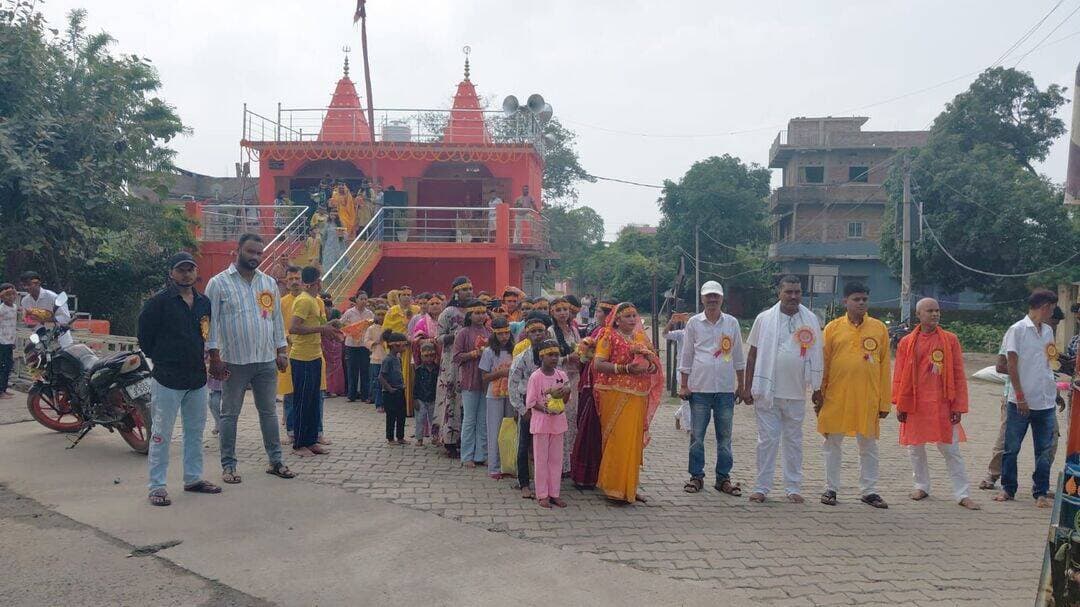 शारदीय नवरात्र के पहले दिन कलश शोभायात्रा में उमड़ी श्रध्दालुओं की भीड़
रजौली प्रखंड क्षेत्र में शारदीय नवरात्र के पहले दिन रविवार को सभी देवी मंदिरों में सुबह से ही श्रद्धालु दर्शन और पूजन के लिए उमड़ पड़े।सभी मंदिरों में कलश यात्रा के लिए सुबह से भक्तों की भारी कतार देखने को मिली।मंदिरों के अलावा घरों में लोग देवी का कलश स्थापित किया।कलश स्थापना के बाद भक्त पूरे नौ दिनों का व्रत करते हैं।देवी को मातृ शक्ति यानी स्नेह,करूणा और ममता का स्वरूप मानकर पूजा अर्चना की जाती है। महादेव मोड़ के दुर्गा मंदिर से रविन्द्र यादव उर्फ राबो के नेतृत्व में कलश यात्रा निकाला गया एवं हरदिया व पुरानी बस स्टैंड के काली मंदिर में कलश स्थापना के लिए कलशयात्रा में उमड़ी श्रध्दालुओं की भीड़। जिसमें सैकड़ों महिलाओं ने कलश यात्रा में भाग लिया ।वहीं अमावां गांव से भी महिला और पुरुष ने कलश यात्रा में भाग लिया।हरदिया में कलश यात्रा में काली मंदिर से शुरू हो कर फुलवरिया डैम से शुद्ध जल भरकर पुनः हरदिया स्थित काली मंदिर में जल से भरे कलश को बिधीवत तरीके से स्थापित कि गई।दूसरी ओर रजौली बजार, बजरंग बली चौक,पुरानी बस स्टैंड में होने वाली दुर्गा पूजा एवं काली पूजा के लिए कलश जल यात्रा मंदिरों व पूजा पंडालों से शुरू हो कर धनार्जय नदी से जल भरकर बाजार होते हुए पुनः मंदिरों व पूजा पंडालों में पहुंच कर कलश को बिधीवत स्थापित की गई।दरअसल रविवार से नवरात्र का शुभारंभ हो गया है। यह पर्व नौ दिनों तक चलेगा।नौ दिनों तक मां दुर्गा के नवस्वरूपों की पूजा अर्जना होगी।देवी के नौ स्वरूपों में सबसे पहला स्वरूप प्रथम दिन मां शैलपुत्री की पूजा अर्चना की जाती है।शास्त्रों में ऐसा वर्णन है कि पर्वतराज हिमालय के घर पुत्री के रूप में जन्म लेने के कारण इन का नाम शैलपुत्री रखा गया।नवरात्र में नौ दिन व्रत रहकर माता की पूजा बड़े ही श्रद्धा भाव के साथ की जाती है।ऐसा इसलिए क्योंकि कुछ नवरात्र में सिर्फ पहला और आखिरी व्रत रखते हैं,जो लोग नौ दिन व्रत नहीं रख पाते वे सिर्फ माता शैलपुत्री का पूजन कर नवरात्रि का फल पा सकते है।मौके पर गौतम कुमार , मुन्नी भगत व मनोज कुमार के साथ सैकड़ों महिला पुरुष उपस्थित थे।