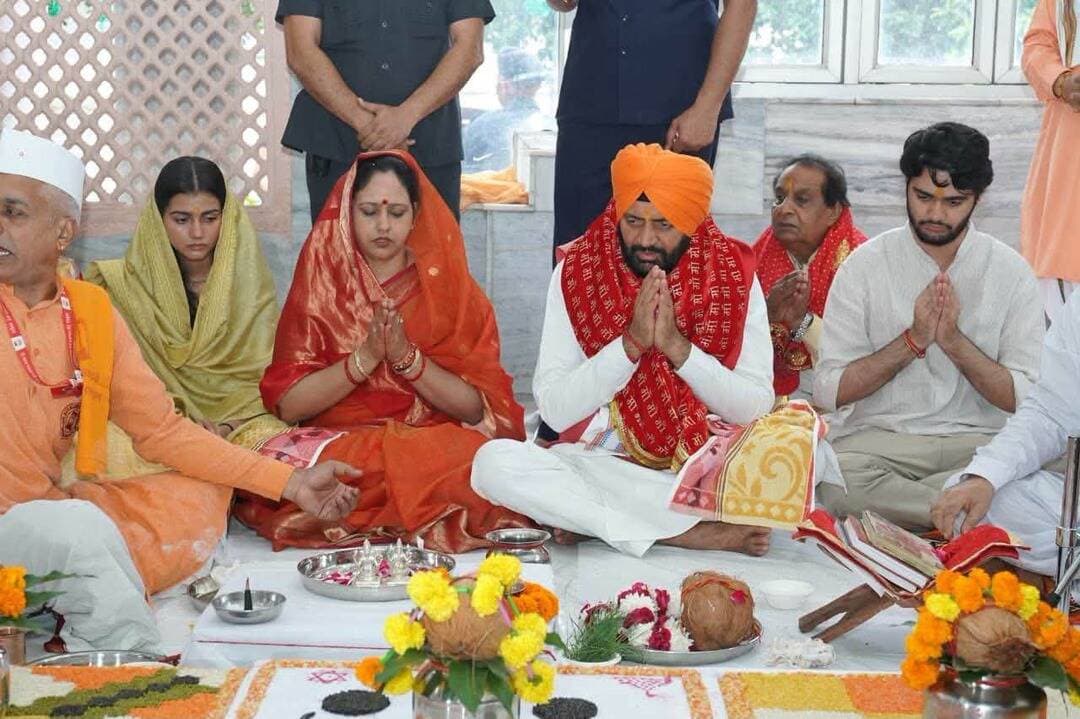 मुख्यमंत्री नायब सैनी ने पहले नवरात्रे पर परिवार सहित माँ मनसा देवी मंदिर पहुंच पूजा अर्चना की और माँ का आशीर्वाद प्राप्त किया और प्रदेशवासियो के सुख समृद्धि की कामना की