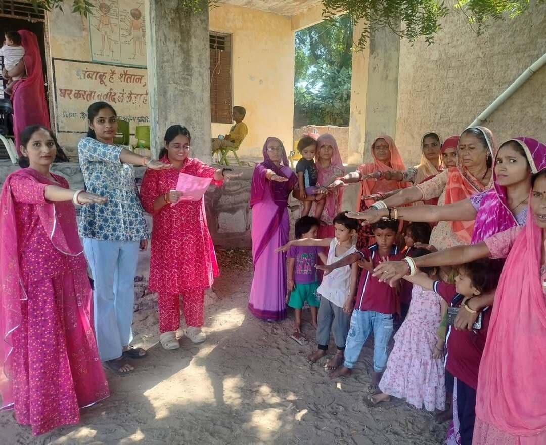 जालोर में ‘नारी चौपाल’ सप्ताह का शुभारंभ, बालिकाओं को दिलाई शपथ : जालोर। अंतरराष्ट्रीय बालिका दिवस पर 11 अक्टूबर को महिला अधिकारिता विभाग की ओर से रामदेव कॉलोनी स्थित आंगनवाड़ी केंद्र-1 में ‘नारी चौपाल–सशक्त बालिका, सुरक्षित समाज’ सप्ताह का शुभारंभ किया गया।
कार्यक्रम में महिलाओं और बालिकाओं को बेटी बचाओ-बेटी पढ़ाओ की शपथ दिलाकर बेटियों की शिक्षा, सुरक्षा, सम्मान और समान अवसरों के प्रति जागरूक किया गया। विभाग के सहायक निदेशक लक्ष्मण सिंह राजपुरोहित के निर्देशानुसार आयोजित कार्यक्रम का संचालन विधि परामर्शदाता तनु राठौड़ ने किया।
इस दौरान में ‘एक पेड़ बेटी के नाम’ पहल के तहत पौधारोपण कर बेटियों के संरक्षण और उज्ज्वल भविष्य का संदेश दिया गया।
कार्यक्रम में आंगनवाड़ी कार्यकर्ता रेखा मीणा, वन स्टॉप सेंटर की काउंसलर किरण व प्रवीणा सहित महिलाएं और बालिकाएं उपस्थित रहीं।