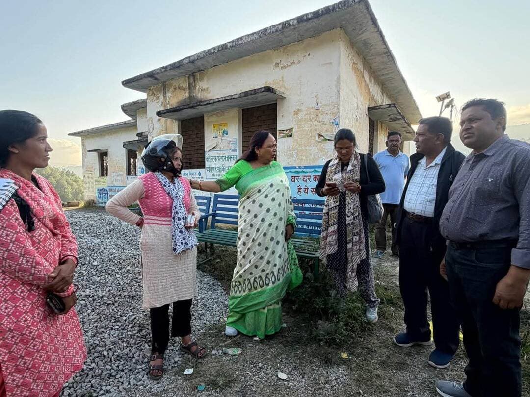 #कांग्रेस नेत्री अरुणा कुमार ने पालसैण–रछूली क्षेत्र में किया जनसंपर्क, कांग्रेस के समर्थन की अपील
पौड़ी गढ़वाल। कांग्रेस नेत्री अरुणा कुमार ने साबर सिंह जी एवं सुमन सिंह जी की अध्यक्षता में पालसैण–रछूली क्षेत्र का भ्रमण कर ग्रामीणों से जनसंपर्क किया। इस दौरान उन्होंने क्षेत्रवासियों के घर-घर पहुंचकर लोगों से मुलाकात की और कांग्रेस की नीतियों एवं विचारधारा से अवगत कराया।
जनसंपर्क अभियान के दौरान शिवानी रावत, रीना रावत, सोकर सिंह, प्रकाश जी, प्रकाश सिंह, सुधीर कुमार, किशन सिंह पंवार, बलदेव सिंह, मालती देवी, तेजपाल सिंह, जगमोहन सिंह राणा सहित अन्य क्षेत्रवासियों से संपर्क कर संवाद किया गया।
इस दौरान अरुणा कुमार ने लोगों से कांग्रेस के साथ जुड़ने और पार्टी को समर्थन देने की अपील की। उन्होंने क्षेत्रवासियों से संवाद स्थापित करते हुए जनसंपर्क अभियान के माध्यम से कांग्रेस की विचारधारा को जन-जन तक पहुंचाने का प्रयास किया।
कांग्रेस का संदेश — जनसंपर्क, जनसंवाद और जनसमर्थन! ✋
#अरुणा_कुमार #कांग्रेस #पालसैण #रछूली #पौड़ीगढ़वाल #जनसंपर्क_अभियान #उत्तराखंड_कांग्रेस