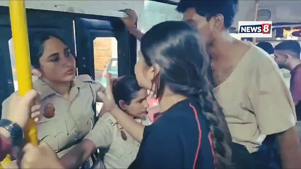 #Delhi:- सहनशीलता की भी हद होती है,,आखिर क्या दिखाना चाहती है नीशू आजाद,,ये वीडियो देखकर एक बात तो साफ है दिल्ली पुलिस को सैल्यूट बनता है।
धैर्य की भी एक वर्दी होती है, और वो आज दिखी।
बस के अंदर निशु आज़ाद लगातार चिल्ला रही है, उकसा रही है, हाथ चला रही है, कैमरे पर कह रही थी मै नाबालिग हूँ", 6 बज गए,,कानून नहीं पता क्या
और सामने खड़ी हैं दो महिला पुलिसकर्मी - बिल्कुल शांत, बिना एक शब्द बोले, सिर्फ अपना काम करती हुई।
सोचिए, अगर इन्होंने एक बार भी अपना आपा खो दिया होता तो क्या होता,,,
#वायरल #BREAKING #facbookviralvideo