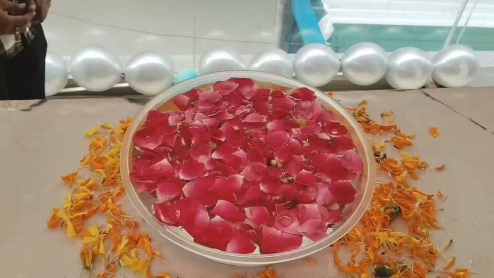 #आजमगढ़के #सिविल #लाइन में द रावी फैमिली सैलून का #सपा नेता डॉ अमित सिंह ने किया उद्घाटन पहली बार आने वाले ग्राहकों को मिलेगी निशुल्क डी-टेन सेवा