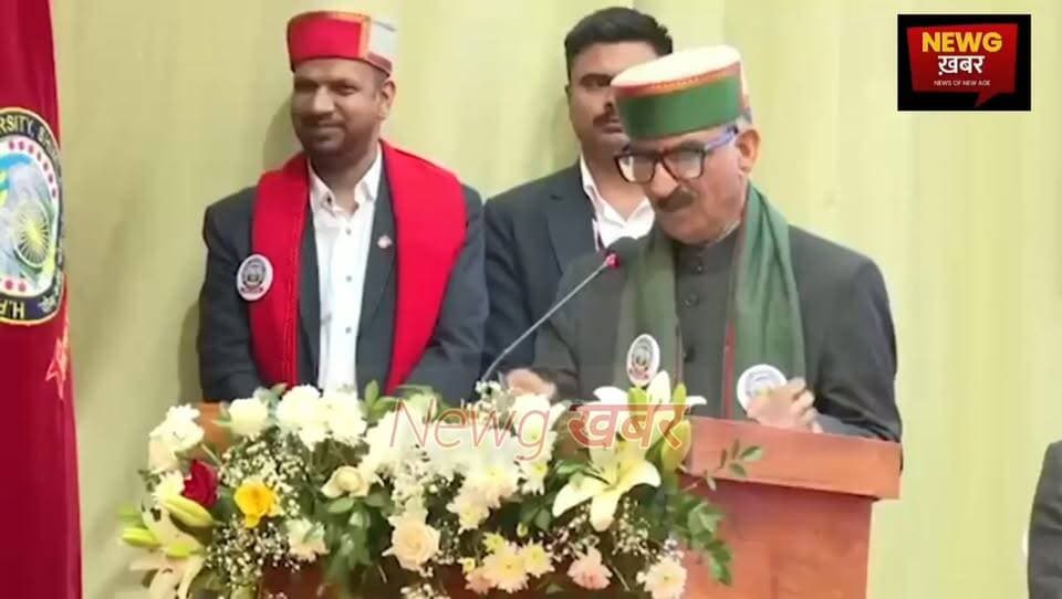 बातों- बातों में न्यायलयों के फैसलों पर नाराज़गी व्यक्त कर गए मुख्यमंत्री
हिमाचल हाई कोर्ट के मुख्य न्यायाधीश, सुप्रीम कोर्ट के न्यायाधीश और सुप्रीम कोर्ट के पूर्व मुख्य न्यायाधीश दीक्षांत समारोह में उपस्थित हैं। मैं आपके समक्ष प्रदेश के हित से जुड़ी कुछ बातें रखना चाहता हूँ।
प्रदेश के बजट का लगभग 70% हिस्सा वेतन और पेंशन पर खर्च होता है। वर्ष 2003 में तत्कालीन सरकार ने तय किया था कि कॉन्ट्रेक्ट कर्मचारियों को वरिष्ठता और वेतनवृद्धि का लाभ नहीं मिलेगा। लेकिन लगभग 20 साल बाद न्यायालय ने ऐसे वित्तीय लाभ देने का फैसला सुनाया, जिनका भर्ती नियमों में न तब प्रावधान था, न आज है। कोर्ट के ऐसे फैसलों से राज्य का वित्तीय प्रबंधन गड़बड़ा जाता है। कर्मचारियों के हित जरूरी हैं, लेकिन प्रदेश के वित्तीय हितों की अनदेखी भी नहीं हो सकती।