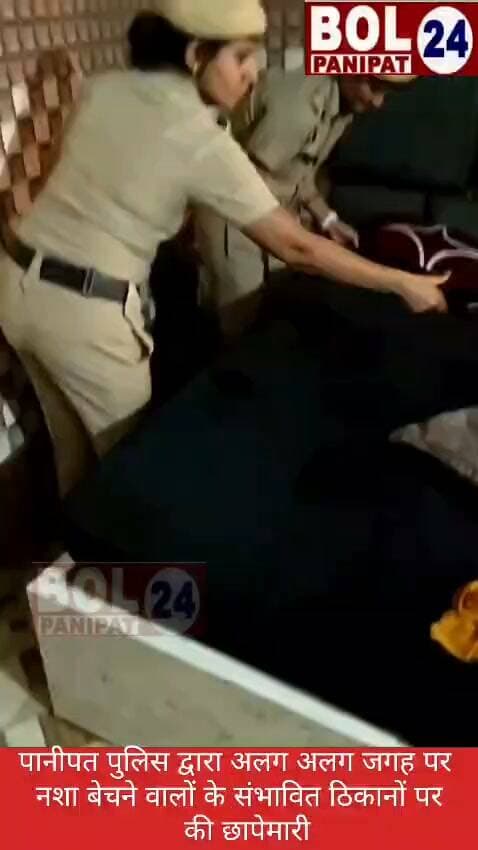 पानीपत पुलिस द्वारा अलग अलग जगह पर नशा बेचने वालों के संभावित ठिकानों पर की छापेमारी, एनडीपीएस एक्ट का एक अभियोग अंकित, आरोपी गिरफतार
पानीपत, 11 अक्तूबर। दिनांक 11 अक्तूबर को सुबह समय करीब 5 AM पर माननीय पुलिस अधीक्षक पानीपत श्रीमती मेधा भूषण आईपीएस के कुशल नेतृत्व में पानीपत जिले के सभी 6 पर्यवेक्षण अधिकारियों, 24 टीमें व 240 पुलिस जवानों की टीम का गठन करके पानीपत जिले में थाना क्षेत्र सनौली, थाना बापौली, थाना चांदनी बाग, थाना पुराना औदयोगिक, थाना किला, थान इसराना, थाना समालखा, थाना मतलौडा के क्षेत्रों में नशा बेचने वालों के संभावित ठिकानों व जिन पर नशा बेचने के पहले भी आपराधिक मुकदमें दर्ज है। उन सभी संदिग्ध व्यक्तियों के ठिकानों पर और संदिग्ध स्थानों पर नारकोटिक्स डॉग्स स्कवॉड टीम के साथ मिलकर छापेमारी की गई। छापेमारी के दौरान गंगापुरी रोड पर थाना चांदनी बाग के क्षेत्र में सूरज उर्फ सोनू पुत्र जगदीश निवासी गंगारपुरी रोड पानीपत के पास से 34 ग्राम चरस बरामद हुई। आरोपी को गिरफ्तार कर उसके खिलाफ थाना चांदनी बाग में एनडीपीएस एक्ट के तहत अभियोग अंकित किया गया। अभियोग में आगे की कार्रवाइ की जा रही है।
आमजन से अपील है कि नशे से संबंधित कोई जानकारी है तो जिला पुलिस या MANAS नारकोटिक्स हेल्पलाईन नंबर 1933 पर सूचना दे। सूचना देने वाले की पहचान गुप्त रखी जाएगी।