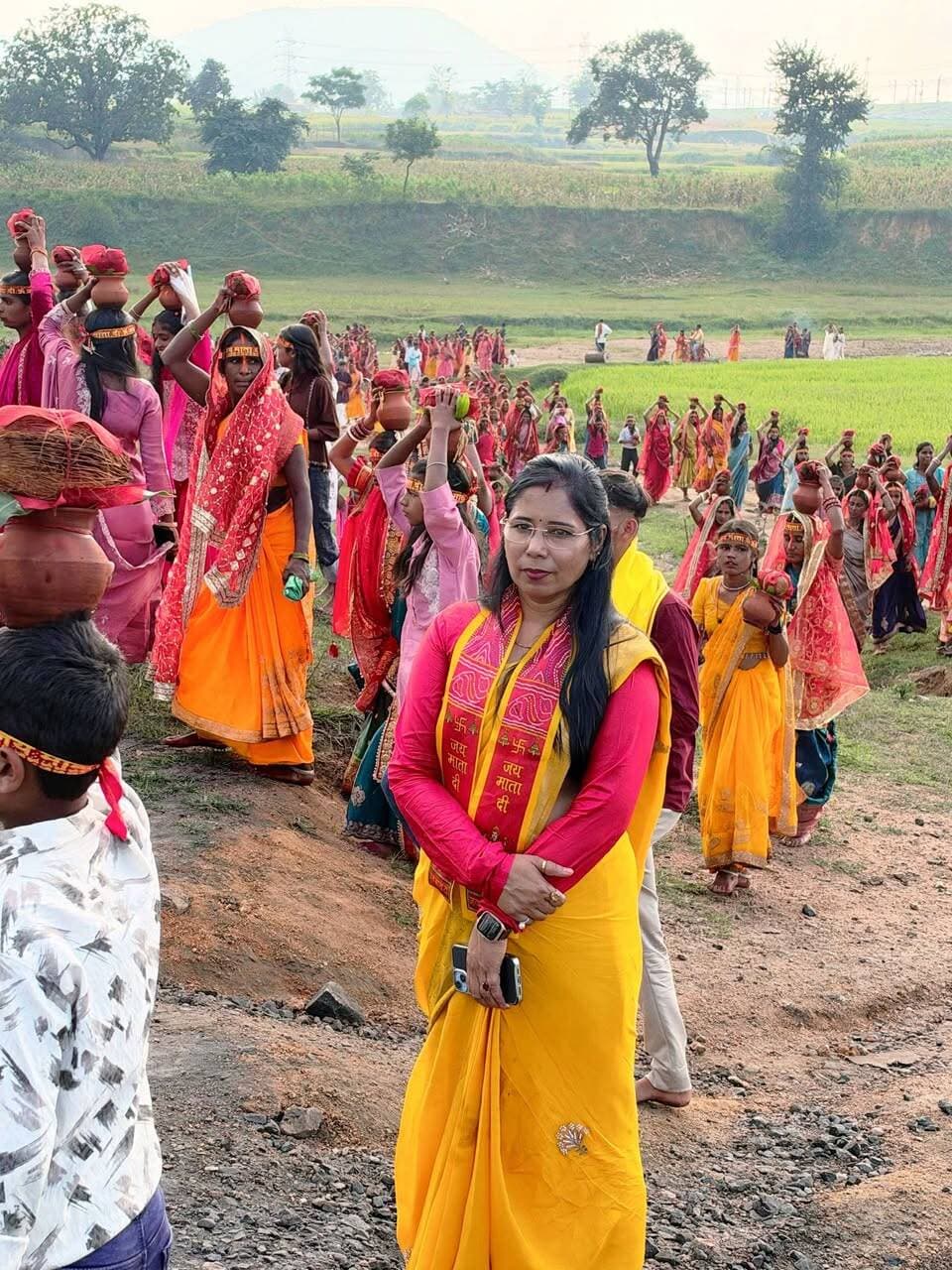 🚩 लोहरदगा की बेटी का ससुराल क्षेत्र में भी जनसेवा से जुड़ाव, भैसादोन की भव्य कलश यात्रा में हुईं शामिल 🚩
🙏 शारदीय नवरात्र पर आस्था का संगम, 1000 से अधिक श्रद्धालुओं ने कलश यात्रा में लिया भाग
📍 भैसादोन (लातेहार): शारदीय नवरात्र एवं महालया के पावन अवसर पर दुर्गा पूजा समिति, भैसादोन की ओर से भव्य कलश यात्रा निकाली गई। इस धार्मिक आयोजन में लातेहार जिला परिषद की उपाध्यक्ष अनीता देवी अपने पति प्रवीण कुमार सिंह के साथ शामिल हुईं। कलश यात्रा में 1000 से अधिक महिलाओं, युवतियों और पुरुष श्रद्धालुओं ने भाग लिया।
🌺 लोहरदगा की बेटी, ससुराल क्षेत्र में जनप्रतिनिधि की जिम्मेदारी!
लोहरदगा की बेटी अनीता देवी आज लातेहार जिले में जिला परिषद उपाध्यक्ष के रूप में अपनी जिम्मेदारी निभा रही हैं। त्योहार के इस पावन अवसर पर धार्मिक आयोजन में उनकी उपस्थिति ने स्थानीय श्रद्धालुओं के साथ जुड़ाव को दर्शाया। जनप्रतिनिधि के रूप में वह अपने ससुराल क्षेत्र में विभिन्न सामाजिक एवं सार्वजनिक गतिविधियों में भी भाग लेती हैं।
🥁 गाजे-बाजे और जय माता दी के जयकारों से गूंजा क्षेत्र
कलश यात्रा की शुरुआत दुर्गा मंडप परिसर से हुई। श्रद्धालु कलश लेकर बड़की नदी तट पहुंचे, जहां वैदिक मंत्रोच्चार के बीच कलश में जल भरा गया। इसके बाद सभी श्रद्धालु वापस दुर्गा मंडप पहुंचे, जहां विधि-विधान से कलश स्थापना की गई।
इस अवसर पर अनीता देवी ने कहा कि कलश यात्रा हमारी सनातन संस्कृति और नवरात्र का अभिन्न अंग है। यह पर्व आपसी भाईचारे, सुख-समृद्धि और नारी शक्ति के जागरण का प्रतीक है। मां दुर्गा सभी के जीवन में सुख, शांति और सकारात्मक ऊर्जा प्रदान करें।
कार्यक्रम में दुर्गा पूजा समिति के अध्यक्ष उदय प्रकाश यादव सहित समिति के पदाधिकारी, सदस्य और बड़ी संख्या में श्रद्धालु उपस्थित रहे।
🙏 मां दुर्गा की कृपा सभी पर बनी रहे। जय माता दी! 🚩
📲 लोहरदगा और झारखंड की प्रमुख खबरों के लिए जुड़े रहें IHQ PUBLIC INDIA के साथ।
#लोहरदगा #लातेहार #अनीता_देवी #लोहरदगा_की_बेटी #भैसादोन #कलश_यात्रा #शारदीय_नवरात्र #महालया #दुर्गा_पूजा #नारी_शक्ति #जनसेवा #जय_माता_दी #JharkhandNews #IHQPublicIndia
