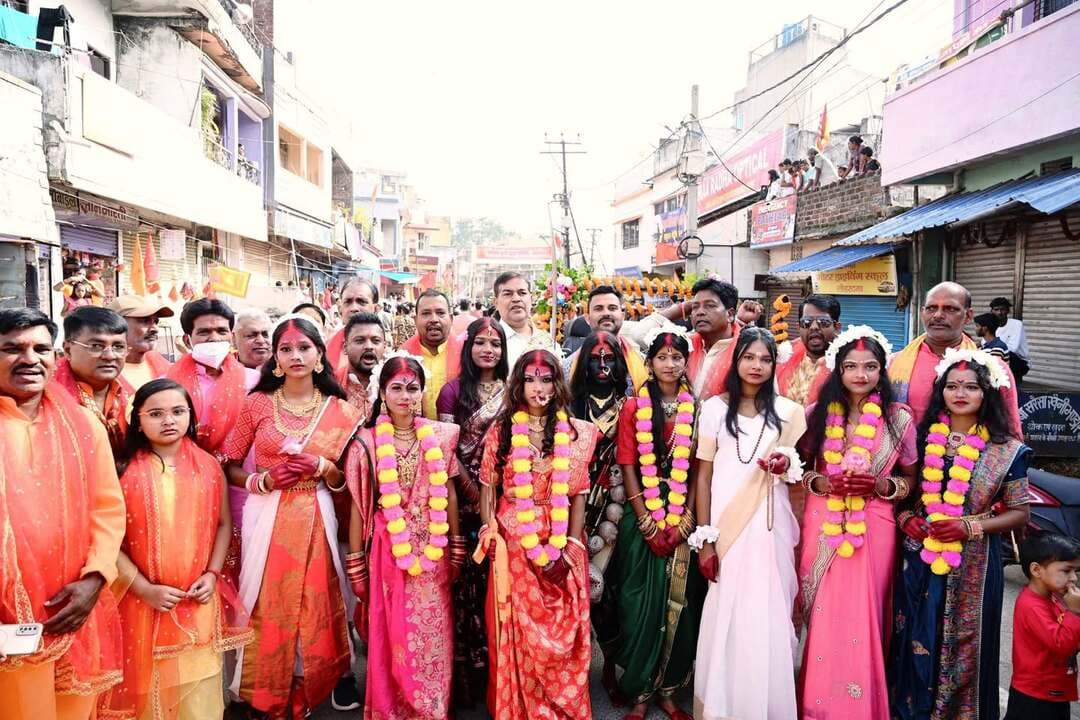 🚩 लोहरदगा में निकली भव्य ऐतिहासिक कलश यात्रा, पुनेरी ढोल और माता रानी के जयकारों से गूंजा शहर! 🚩
🙏 श्रद्धा, भक्ति और आस्था का अद्भुत संगम!
📍 लोहरदगा: केंद्रीय दुर्गा पूजा समिति, लोहरदगा के तत्वावधान में जिला मुख्यालय में भव्य एवं ऐतिहासिक कलश यात्रा निकाली गई। इस दौरान बड़ी संख्या में माताओं-बहनों और श्रद्धालुओं की भागीदारी देखने को मिली। माता रानी के जयकारों से पूरा शहर भक्तिमय हो उठा।
🥁 पुनेरी ढोल, नगपुरी ढांक-बाजा और आकर्षक धार्मिक झांकियों ने मोहा मन!
कलश यात्रा में मां दुर्गा के नौ स्वरूपों, राधा-कृष्ण और वीर बजरंग बली की मनमोहक झांकियां आकर्षण का केंद्र रहीं। पारंपरिक वाद्य यंत्रों की गूंज और श्रद्धालुओं के उत्साह ने यात्रा की भव्यता को और बढ़ा दिया।
🚩 सरना-सनातन श्रद्धालुओं की भागीदारी ने बनाया ऐतिहासिक!
केंद्रीय दुर्गा पूजा समिति के प्रतिनिधि रमेश साहू ने कलश यात्रा में उत्साह और श्रद्धा के साथ शामिल होने वाले सभी सरना-सनातन श्रद्धालुओं के प्रति हृदय से आभार व्यक्त किया। उन्होंने कहा कि सभी के सहयोग और सहभागिता से यह आयोजन ऐतिहासिक बना।
कलश यात्रा ने धार्मिक आस्था, सांस्कृतिक परंपरा और सामाजिक एकता का संदेश दिया। श्रद्धालुओं की भारी भागीदारी से लोहरदगा में दुर्गा पूजा को लेकर उत्साह का माहौल देखने को मिला।
🙏 जय माता दी! 🚩
📲 लोहरदगा की हर बड़ी खबर के लिए जुड़े रहें IHQ PUBLIC INDIA के साथ।
#Lohardaga #लोहरदगा #कलश_यात्रा #दुर्गा_पूजा #केंद्रीय_दुर्गा_पूजा_समिति #जय_माता_दी #मां_दुर्गा #सरना_सनातन #पुनेरी_ढोल #नगपुरी_संस्कृति #धार्मिक_आस्था #सामाजिक_एकता #JharkhandNews #IHQPublicIndia