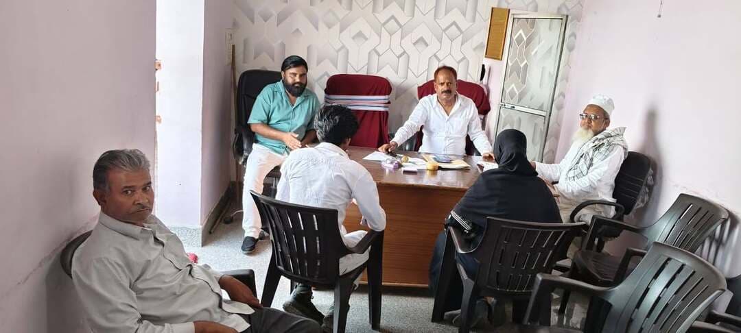📰 लोहरदगा: अदलिया कमिटी ने की तीन मामलों की सुनवाई, दो का आपसी सहमति से निपटारा
🤝 विवादों का अंत, रिश्तों की बहाली और इंसाफ का सम्मान ही अदलिया कमिटी का लक्ष्य: रउफ अंसारी
📍 लोहरदगा: समाज में आपसी विवादों को बातचीत, समझदारी और सुलह के माध्यम से सुलझाने के उद्देश्य से अंजुमन इस्लामिया लोहरदगा की अदलिया कमिटी ने रविवार को अंजुमन कार्यालय में तीन मामलों की सुनवाई की। इनमें से दो मामलों का आपसी सहमति से निपटारा किया गया, जबकि एक मामले में आगे की सुनवाई की जाएगी।
अंजुमन इस्लामिया के सदर रउफ अंसारी ने कहा कि अदलिया कमिटी का उद्देश्य केवल विवादों का निपटारा करना नहीं, बल्कि टूटते रिश्तों को जोड़ना, परिवारों में खुशहाली कायम रखना और समाज में अमन-चैन व भाईचारे को मजबूत करना है।
उन्होंने कहा कि किसी भी विवाद में जीत-हार से ज्यादा महत्वपूर्ण इंसाफ, आपसी सम्मान और रिश्तों की बहाली है। छोटी-छोटी गलतफहमियों को समय रहते दूर कर लिया जाए, तो कई परिवारों को बिखरने से बचाया जा सकता है।
🔹 पहले मामले में सुलह, लड़की की विदाई की कार्रवाई पूरी।
🔹 दूसरे मामले में लेन-देन को लेकर दोनों पक्षों के बीच सहमति बनी।
🔹 तीसरे मामले में आगे की कार्रवाई के लिए अगली सुनवाई होगी।
इसके अलावा दो अन्य मामलों की प्रारंभिक मौखिक सुनवाई भी हुई, जिन्हें जांच के लिए सुरक्षित रखा गया।
रउफ अंसारी ने लोगों से अपील की कि पारिवारिक और सामाजिक विवादों को प्रतिष्ठा का प्रश्न बनाने के बजाय बातचीत और आपसी सहमति से सुलझाने का प्रयास करें।
अंजुमन इस्लामिया की अदलिया कमिटी का संदेश— विवाद नहीं, संवाद; टकराव नहीं, सुलह; और नफरत नहीं, भाईचारा! 🤝
📢 लोहरदगा की हर बड़ी खबर के लिए जुड़े रहें IHQ PUBLIC INDIA के साथ।
#Lohardaga #लोहरदगा #AnjumanIslamia #अंजुमन_इस्लामिया #अदलिया_कमिटी #रउफ_अंसारी #आपसी_सुलह #सामाजिक_एकता #भाईचारा #इंसाफ #अमन_और_शांति #IHQPublicIndia #JharkhandNews #लोहरदगा_न्यूज