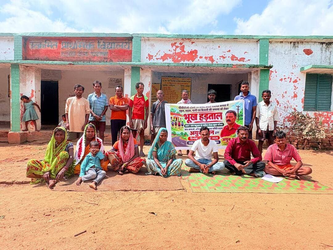 📢 सांसद आदर्श गांव में सड़क, पानी और बिजली की मांग को लेकर भूख हड़ताल! आखिर कब जागेगा प्रशासन?
🚨 लातेहार जिला प्रशासन और उपायुक्त महोदय से विनम्र अपील—इन ग्रामीणों की आवाज सुनिए!
झारखंड के लातेहार जिले के चंदवा प्रखंड में सांसद आदर्श ग्राम चटुआग और जिला प्रशासन द्वारा घोषित आदर्श पंचायत कामता में बुनियादी सुविधाओं की मांग को लेकर पंचायत समिति सदस्य अयुब खान, विद्यार्थियों और अभिभावकों ने 11 अक्टूबर को परहैया टोला स्थित विद्यालय परिसर में सुबह दस बजे से दोपहर तीन बजे तक पांच घंटे की भूख हड़ताल की।
ग्रामीणों का आरोप है कि आदर्श गांव और आदर्श पंचायत घोषित होने के बावजूद आज भी कई टोलों में सड़क, पेयजल और बिजली जैसी बुनियादी सुविधाओं का अभाव है। परहैया टोला में जलमीनार कई महीनों से खराब है। वहीं, चिरोखाड़ गांव के विद्यालय तक सड़क और पेयजल की सुविधा नहीं होने से बच्चों और शिक्षकों को परेशानियों का सामना करना पड़ रहा है।
ग्रामीणों के अनुसार, सड़क की बदहाली के कारण आपातकाल में एंबुलेंस पहुंचना भी मुश्किल हो जाता है। परहैया टोला के कई आदिम जनजाति परिवारों के आधार कार्ड नहीं बनने और आयुष्मान कार्ड की सुविधा नहीं मिलने की समस्या भी उठाई गई है।
📌 ग्रामीणों की प्रमुख मांगें:
सभी गांवों और टोलों में सड़क की सुविधा बहाल की जाए।
खराब जलमीनार की मरम्मत कराकर पेयजल उपलब्ध कराया जाए।
बिजली से वंचित टोलों तक बिजली पहुंचाई जाए।
परहैया टोला में आधार कार्ड और आयुष्मान कार्ड बनाने के लिए विशेष शिविर लगाया जाए।
विद्यालयों में सड़क और पेयजल की व्यवस्था सुनिश्चित की जाए।
किसानों को खराब धान बीज से हुए नुकसान का मुआवजा दिलाने की पहल की जाए।
🙏 जिला प्रशासन और उपायुक्त, लातेहार से अपील
जब किसी गांव को सांसद आदर्श ग्राम और किसी पंचायत को आदर्श पंचायत घोषित किया जाता है, तो ग्रामीणों की उम्मीदें भी बढ़ जाती हैं। लेकिन यदि वहां के लोग आज भी सड़क, पानी और बिजली जैसी बुनियादी सुविधाओं के लिए भूख हड़ताल करने को मजबूर हैं, तो उनकी समस्याओं पर गंभीरता से ध्यान देने की जरूरत है।
उपायुक्त महोदय से अनुरोध है कि मामले का संज्ञान लेकर संबंधित अधिकारियों से जांच कराएं और ग्रामीणों की समस्याओं के समाधान के लिए आवश्यक कदम उठाएं।
इन ग्रामीणों की आवाज को प्रशासन तक पहुंचाने में सहयोग करें। पोस्ट को साझा करें, ताकि जिम्मेदार अधिकारियों तक उनकी मांगें पहुंच सकें।
जनता की आवाज ही लोकतंत्र की ताकत है। ग्रामीणों को आश्वासन नहीं, बुनियादी सुविधाओं के समाधान की जरूरत है।
#लातेहार #चंदवा #चटुआग #कामता #अयुबखान #ग्रामीणसमस्या #सांसदआदर्शग्राम #आदर्शपंचायत #सड़कपानीबिजली #जिलाप्रशासन #उपायुक्तलातेहार #झारखंड #जनताकीआवाज #IHQPublicIndia