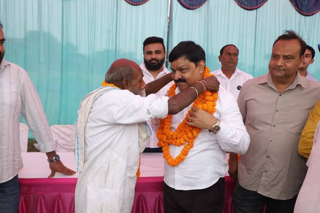 👉#जनसंपर्क कर लोगों से मिल रहे संजय गुप्ता, ग्रामीणों से कर रहे संवाद
--#सभा को किया संबोधित, महिलाओं और पुरुषों की मौजूदगी में सुनीं लोगों की समस्याएं
शाहजहाँपुर। नगर विधानसभा क्षेत्र के अंतर्गत आने वाले पैना बुजुर्ग गांव में संजय गुप्ता पाइप वाले ने जनसंपर्क कर ग्रामीणों से मुलाकात की और उनसे संवाद स्थापित किया। इस दौरान उन्होंने लोगों की समस्याएं सुनीं और उनके विचारों को जाना। गांव में आयोजित सभा को संबोधित करते हुए संजय गुप्ता ने ग्रामीणों से सीधा संवाद किया। सभा में कई महिलाएं और पुरुष शामिल हुए। इस दौरान ग्रामीणों ने अपनी समस्याएं और बातें उनके सामने रखीं, जिन्हें संजय गुप्ता ने सुना। जनसंपर्क के दौरान उन्होंने ग्रामीणों से मुलाकात कर उनके साथ संवाद किया।
Sanjay Gupta- Pipe wale Shray Gupta