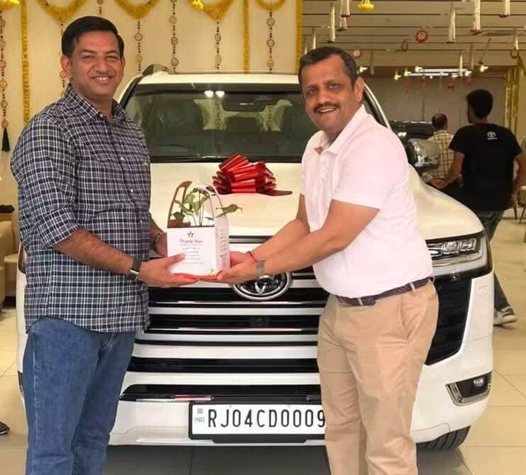 हमारे अजीज बाड़मेर के भामाशाह जोगेंद्र सिंह चौहान को "टोयटा लैंड क्रूजर" लेने पर हार्दिक बधाई!
Jogendra Singh Chouhan BJP Rajasthan Swaroop Singh Khara