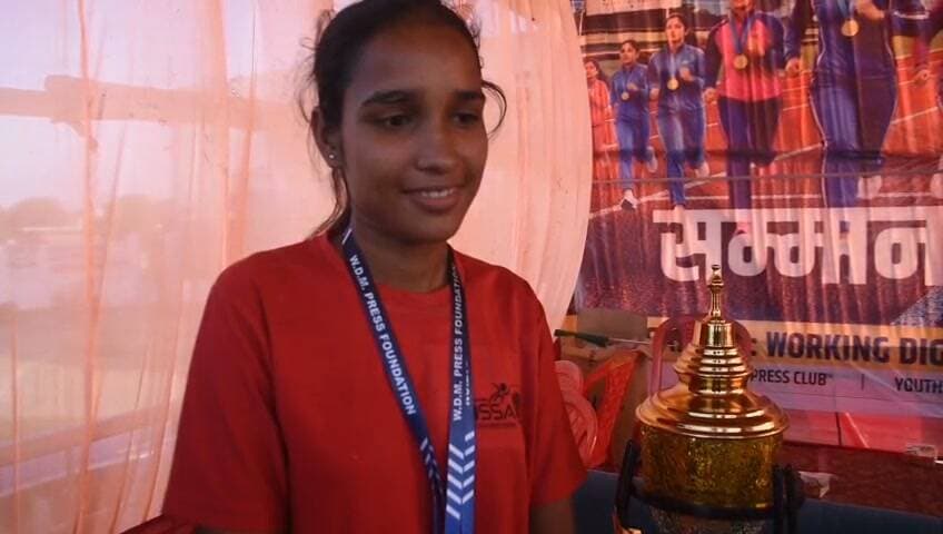 अंतरराष्ट्रीय बालिका दिवस पर 400 मीटर दौड़ प्रतियोगिता, तुलसी कुमारी बनीं अररिया की चैंपियन
अररिया कॉलेज स्टेडियम में आयोजित फाइनल मुकाबले में चयनित बच्चियों ने दिखाया दमखम, विजेताओं को मेडल और मोमेंटो देकर किया गया सम्मानित
अररिया। अंतरराष्ट्रीय बालिका दिवस के अवसर पर वर्किंग डिजिटल मीडिया प्रेस फाउंडेशन की ओर से रविवार को अररिया कॉलेज स्टेडियम में 400 मीटर दौड़ प्रतियोगिता का फाइनल मुकाबला आयोजित किया गया। प्रतियोगिता में जिले के विभिन्न प्रखंडों से चयनित बच्चियों ने हिस्सा लिया। कई राउंड की रोमांचक दौड़ के बाद फारबिसगंज प्रखंड अंतर्गत रमई पंचायत के घोराघाट गांव की रहने वाली तुलसी कुमारी ने शानदार प्रदर्शन करते हुए जिला स्तर पर चैंपियन बनने का गौरव हासिल किया। प्रतियोगिता के माध्यम से बालिकाओं की प्रतिभा को मंच देने, खेल के प्रति उनकी रुचि बढ़ाने और उन्हें आगे बढ़ने के लिए प्रोत्साहित करने का संदेश दिया गया।
कार्यक्रम में प्रखंड स्तर पर प्रथम, द्वितीय और तृतीय स्थान प्राप्त करने वाली प्रतिभागियों के साथ जिला स्तर पर प्रथम, द्वितीय और तृतीय स्थान हासिल करने वाली बच्चियों को मुख्य अतिथियों के हाथों मेडल और मोमेंटो देकर सम्मानित किया गया। कार्यक्रम का शुभारंभ अतिथियों द्वारा दीप प्रज्वलित कर किया गया। आयोजन स्थल पर सदर अस्पताल अररिया की चिकित्सकीय टीम मौजूद रही। वहीं, जिला प्रशासन की ओर से पुलिस बल और दंडाधिकारियों की तैनाती की गई थी, ताकि प्रतियोगिता शांतिपूर्ण एवं व्यवस्थित ढंग से संपन्न हो सके।
कार्यक्रम में मुख्य अतिथि के रूप में अररिया के एसडीएम दीक्षित श्वेतम, एसडीपीओ सुशील कुमार, नगर परिषद के उप मुख्य पार्षद गौतम शाह, भाजपा जिला अध्यक्ष आदित्य नारायण झा, वार्ड संख्या सात के पार्षद श्याम मंडल, समाजसेवी डॉ. अशोक यादव, जिला परिषद उपाध्यक्ष प्रतिनिधि श्रवण दास, अरुण होंडा के प्रोपराइटर अरुण कुमार, फारबिसगंज के समाजसेवी आदर्श गोयल, रामकुमार ठाकुर, जिला पत्रकार संघ के राकेश भगत , अमित अमन, चंदन कुमार,सतीश कुमार, मनीष कुमार और तपेश यादव सहित कई गणमान्य लोग मौजूद रहे।
इस अवसर पर एसडीएम दीक्षित श्वेतम ने आयोजन की सराहना करते हुए कहा कि बालिकाओं को खेल और अन्य गतिविधियों के माध्यम से आगे बढ़ने का अवसर देना समाज के लिए महत्वपूर्ण है। इस तरह की प्रतियोगिताएं बच्चियों में आत्मविश्वास, अनुशासन और प्रतिस्पर्धा की भावना विकसित करती हैं। उन्होंने प्रतिभागियों को प्रोत्साहित करते हुए भविष्य में भी बेहतर प्रदर्शन करने की शुभकामनाएं दीं।
वहीं, नगर परिषद के उप मुख्य पार्षद गौतम शाह ने कहा कि अंतरराष्ट्रीय बालिका दिवस पर इस तरह का आयोजन जिले के लिए सराहनीय पहल है। इससे बालिकाओं को अपनी प्रतिभा दिखाने का अवसर मिलता है और समाज में बेटियों के प्रति सकारात्मक सोच को बढ़ावा मिलता है। उन्होंने आयोजन से जुड़े सभी सदस्यों और सहयोगियों के प्रयासों की सराहना करते हुए बच्चियों के उज्ज्वल भविष्य की कामना की।
कार्यक्रम के डायरेक्टर विकास प्रकाश, राजीव सिंह और साधन यादव ने बताया कि इस प्रतियोगिता को सफल बनाने के लिए करीब दो महीने तक लगातार मेहनत की गई। डिजिटल प्रेस क्लब और यूथ पावर क्लब के सहयोग से प्रखंड स्तर पर चयन प्रक्रिया पूरी कराई गई और चयनित बच्चियों को जिला स्तरीय फाइनल मुकाबले में शामिल किया गया। उन्होंने कहा कि आयोजन का मुख्य उद्देश्य बालिकाओं को प्रोत्साहित करना, उनकी खेल प्रतिभा को पहचान दिलाना और उन्हें आगे बढ़ने के लिए बेहतर मंच उपलब्ध कराना है।
आयोजकों की ओर से सभी मुख्य अतिथियों को अंगवस्त्र के साथ सम्मानित किया गया तथा उनके सहयोग के लिए आभार प्रकट किया गया। कार्यक्रम को सफल बनाने में वर्किंग डिजिटल मीडिया प्रेस फाउंडेशन के सहयोगी, रंजन राज, अली हसन, बालकृष्ण कुमार, मंटू राय, मोहम्मद आजाद, मोहम्मद साजन, मोहम्मद इफ्तिखार और संजय कुमार सहित अन्य सदस्यों ने महत्वपूर्ण भूमिका निभाई।
प्रतियोगिता के समापन पर आयोजकों ने सभी अतिथियों, सहयोगियों, प्रतिभागियों और जिला प्रशासन के प्रति आभार व्यक्त किया। आयोजन ने यह संदेश दिया कि बेटियों को अवसर और प्रोत्साहन मिले तो वे हर क्षेत्र में अपनी प्रतिभा का परचम लहरा सकती हैं। #viralreels #viralreelschallenge #viralchallenge #viralpost #vacaciones #newyork #videogames #makeuphack #2026Goals #foodreview