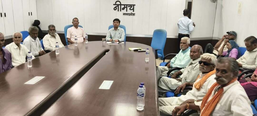 मुख्यमंत्री डॉ. मोहन यादव ने सिंगल क्लिक से प्रदेश के 35.56 लाख से अधिक पेंशन हितग्राहियों के खातों में अंतरित की 213.41 करोड़ रुपये की राशि
#नीमच जिले के 27,507 पेंशन हितग्राहियों के खातों में पहुंची 1 करोड़ 65 लाख 4 हजार रुपये की राशि
मुख्यमंत्री डॉ. मोहन यादव ने रविवार को नरसिंहपुर से सिंगल क्लिक के माध्यम से राज्य शासन द्वारा संचालित विभिन्न सामाजिक सुरक्षा पेंशन योजनाओं के अंतर्गत प्रदेश के 35.56 लाख से अधिक पेंशन हितग्राहियों के बैंक खातों में 213.41 करोड़ रुपये की राशि अंतरित की।
इस कार्यक्रम के अंतर्गत नीमच जिले के 27,507 पेंशन हितग्राहियों के खातों में कुल 1 करोड़ 65 लाख 4 हजार रुपये की राशि अंतरित की गई। जिले के पेंशन हितग्राहियों को राज्य शासन द्वारा संचालित विभिन्न योजनाओं के अंतर्गत यह राशि प्रदान की गई है।
कार्यक्रम के दौरान नीमच जिले से कलेक्ट्रेट स्थित एनआईसी कक्ष से जिला पंचायत के मुख्य कार्यपालन अधिकारी श्री अमन वैष्णव, जिला समन्वयक श्री विनीत दुबे सहित पेंशन हितग्राही वीडियो कॉन्फ्रेंसिंग के माध्यम से कार्यक्रम से जुड़े।
राज्य शासन द्वारा विभिन्न सामाजिक सुरक्षा पेंशन योजनाओं के माध्यम से पात्र हितग्राहियों को आर्थिक सहायता उपलब्ध कराई जा रही है। पेंशन की राशि सीधे हितग्राहियों के बैंक खातों में अंतरित किए जाने से उन्हें योजनाओं का लाभ सुगमता से प्राप्त हो रहा है।
CM Madhya Pradesh
Jansampark Madhya Pradesh
#neemuch