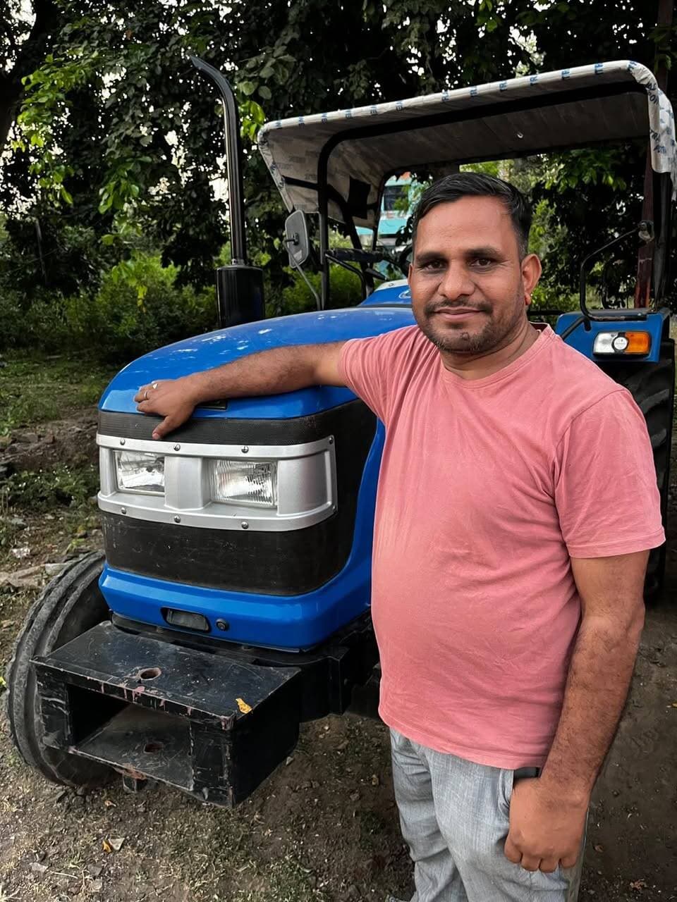 ➡️ सेवा संकल्प अभियान 2026: सेवा की कहानी
➡️ AIF योजना से किसान रामभारत पटेल ने स्वरोजगार की ओर बढ़ाया कदम
सेवा संकल्प अभियान 2026 के तहत ‘कहानी सेवा की’ श्रृंखला में आज हम बात कर रहे हैं, बीना विकासखंड के ग्राम बमोरीशेख निवासी किसान श्री रामभारत पटेल की, जिन्होंने कृषि अधोसंरचना निधि (AIF) योजना का लाभ लेकर आधुनिक कृषि यंत्रों के माध्यम से स्वरोजगार की दिशा में कदम बढ़ाया है।
श्री रामभारत पटेल ने भारतीय स्टेट बैंक से AIF योजना के अंतर्गत ट्रैक्टर, ट्रॉली एवं रोटावेटर सहित चार कृषि यंत्रों के लिए ऋण प्राप्त किया है। परियोजना में उन्होंने 25 प्रतिशत अंशदान जमा किया, जबकि शेष राशि बैंक ऋण के माध्यम से प्राप्त की। योजना के अंतर्गत उन्हें 3 प्रतिशत ब्याज दर पर ऋण सुविधा मिली।
आधुनिक कृषि यंत्रों की उपलब्धता से वे खेती के कार्य समय पर करने के साथ-साथ अन्य किसानों को भी किराए पर कृषि यंत्र उपलब्ध करा रहे हैं। इससे उन्हें अतिरिक्त आय अर्जित करने और स्वरोजगार को बढ़ावा देने का अवसर मिल रहा है। साथ ही, क्षेत्र के अन्य किसानों को भी कृषि कार्यों में सुविधा प्राप्त होगी।
किसान श्री रामभारत पटेल का कहना है कि वे आधुनिक कृषि यंत्रों का उपयोग कर खेती को अधिक लाभकारी बनाएंगे तथा अपनी आय दोगुनी करने का प्रयास करेंगे।
AIF योजना के माध्यम से किसानों को कृषि आधारित उद्यमिता से जोड़ने के लिए बीना क्षेत्र में वरिष्ठ कृषि विकास अधिकारी श्री अवधेश राय द्वारा निरंतर मार्गदर्शन दिया जा रहा है। विभागीय मार्गदर्शन और बैंकिंग सुविधाओं के सहयोग से किसान आधुनिक कृषि तकनीकों को अपनाकर आत्मनिर्भरता की दिशा में आगे बढ़ रहे हैं।
#jansamparkMP #sagar