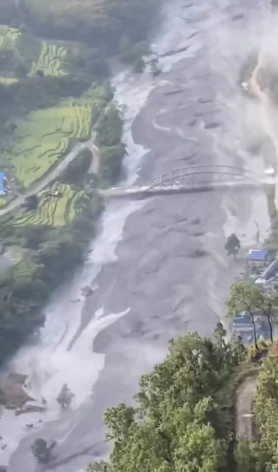 नेपाल में फिर से बड़ी तबाही
भूस्खलन के कारण बूढ़ी गंडकी नदी में अचानक आए उफान से गोरखा जिले का सल्लेरी बाजार जलमग्न हो गया है।
प्रशासन ने त्रिशूली दोभान तक के सभी नदी तटीय इलाकों में रहने वाले लोगों को तुरंत ऊंचे और सुरक्षित स्थानों पर जाने की सलाह दी है!