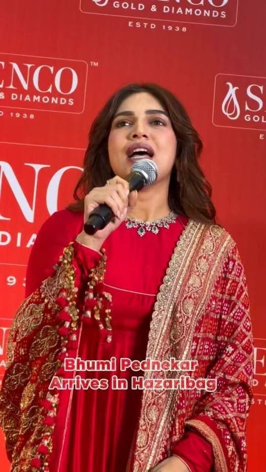 Bhumi Pednekar in Hazaribagh | Exclusive Interaction with Bollywood Star 🎬
Bollywood actress Bhumi Pednekar in Hazaribagh! Watch this exclusive video featuring special moments and an interesting interaction with the popular actress.
Stay tuned to Hazaribag Now – Sach Ki Awaaz for the latest local news, celebrity updates, and exclusive videos from Hazaribagh.
Follow us for more updates!
📍 Hazaribagh, Jharkhand
📺 Hazaribag Now | Prabhat Khabar
#BhumiPednekar #Hazaribagh #HazaribagNow #PrabhatKhabar #Bollywood #BhumiPednekarFans #JharkhandNews #HazaribaghNews #ExclusiveInterview #CelebrityNews #BollywoodActress #YouTubeShorts #InstagramReels #TrendingReels #ViralVideo