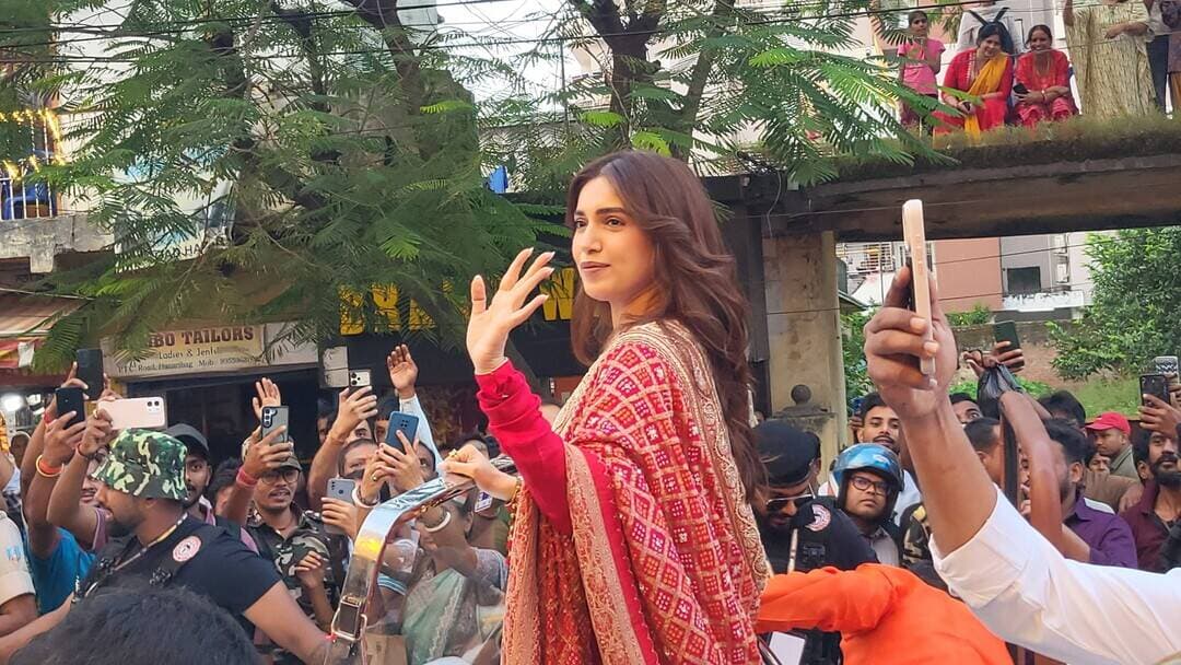 बॉलीवुड एक्ट्रेस भूमि पेडणेकर पहुंचीं हजारीबाग, देखने के लिए उमड़ी भारी भीड़!
बॉलीवुड अभिनेत्री भूमि पेडणेकर हजारीबाग पहुंचीं, जहां उन्होंने एक गोल्ड एवं डायमंड शोरूम का उद्घाटन किया। अपनी पसंदीदा अभिनेत्री की एक झलक पाने के लिए मौके पर लोगों की भारी भीड़ जुट गई। भूमि पेडणेकर की मौजूदगी ने कार्यक्रम को खास बना दिया और उनके प्रशंसकों में खासा उत्साह देखने को मिला।
Bhumi Pednekar
#BhumiPednekar #Hazaribagh #HazaribaghNews #Bollywood #JharkhandNews #CelebrityVisit #BhumiPednekarFans #GoldJewellery #DiamondJewellery #BollywoodNews #ViralNews #TrendingNow #CelebrityNews #HazaribaghUpdates