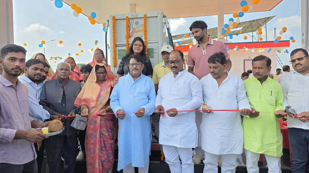 मैनसिर में भोला फिलिंग स्टेशन का भव्य शुभारंभ, जिला पंचायत अध्यक्ष बलिराम यादव ने काटा फीता
संतकबीरनगर। जिले के मैनसिर क्षेत्र में रविवार को भोला फिलिंग स्टेशन का भव्य शुभारंभ हुआ। कार्यक्रम में मुख्य अतिथि के रूप में पहुंचे जिला पंचायत अध्यक्ष बलिराम यादव ने पेट्रोल पंप संचालक राम कैश के साथ संयुक्त रूप से फीता काटकर फिलिंग स्टेशन का उद्घाटन किया।
इस अवसर पर संचालक राम कैश ने जिला पंचायत अध्यक्ष बलिराम यादव को फूल-मालाएं पहनाकर स्वागत एवं अभिनंदन किया। उद्घाटन समारोह में मौजूद अतिथियों और स्थानीय नागरिकों ने नए फिलिंग स्टेशन के शुरू होने पर खुशी जाहिर की।
कार्यक्रम को संबोधित करते हुए जिला पंचायत अध्यक्ष बलिराम यादव ने संचालक राम कैश को नए व्यवसाय की शुरुआत के लिए बधाई एवं शुभकामनाएं दीं। उन्होंने कहा कि ग्रामीण क्षेत्रों में पेट्रोल पंप की सुविधा उपलब्ध होने से स्थानीय लोगों और वाहन चालकों को काफी सहूलियत मिलेगी। इससे क्षेत्र के लोगों को ईंधन के लिए दूर नहीं जाना पड़ेगा।
वहीं, पेट्रोल पंप संचालक राम कैश ने सभी अतिथियों और गणमान्य नागरिकों के प्रति आभार व्यक्त किया। उन्होंने कहा कि ग्राहकों को शुद्ध ईंधन, सही माप और बेहतर सेवा उपलब्ध कराना उनकी प्राथमिकता रहेगी।
इस अवसर पर अख्तर जमाल (भट्ठा मालिक), तुर्कवलिया के ग्राम प्रधान दयाराम यादव, राम प्रसाद पासवान, पूर्व प्रधान जितेंद्र यादव, मनोज कुमार और राजाराम यादव सहित अन्य गणमान्य लोग मौजूद रहे। सभी ने संचालक को नए प्रतिष्ठान के शुभारंभ पर बधाई दी।