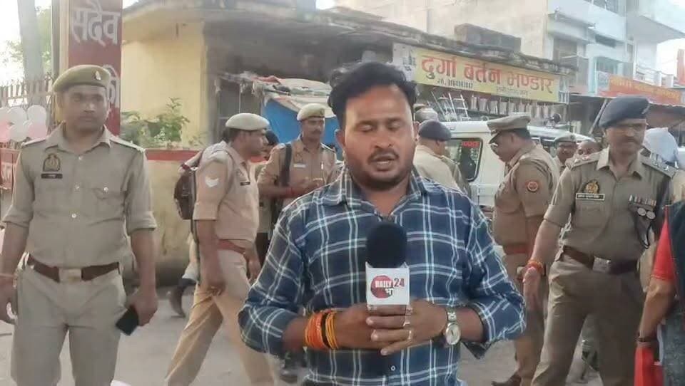 चित्रकूट: मिशन शक्ति अभियान 5.0 के तहत महिला सुरक्षा जागरूकता बाइक रैली रवाना
पुलिस अधीक्षक अरुण कुमार सिंह ने हरी झंडी दिखाकर किया रवाना, महिलाओं और बालिकाओं को जागरूक करने का दिया संदेश
चित्रकूट। शारदीय नवरात्रि के पावन अवसर पर महिला सुरक्षा, सम्मान एवं स्वावलंबन के प्रति जन-जागरूकता बढ़ाने के उद्देश्य से मिशन शक्ति अभियान 5.0 के द्वितीय चरण के अंतर्गत रविवार को कोतवाली कर्वी से जागरूकता बाइक रैली निकाली गई। रैली को पुलिस अधीक्षक चित्रकूट अरुण कुमार सिंह ने हरी झंडी दिखाकर रवाना किया।
इस अभियान के माध्यम से महिलाओं एवं बालिकाओं को उनकी सुरक्षा, अधिकारों और सरकारी सहायता से जुड़ी सुविधाओं के प्रति जागरूक करने के साथ ही आत्मनिर्भर बनने के लिए प्रेरित किया जाएगा। अभियान का उद्देश्य महिलाओं को सुरक्षित वातावरण उपलब्ध कराने तथा महिला संबंधी अपराधों के प्रति जागरूकता बढ़ाना है।
वहीं डेली 24 भारत के संवाददाता दिनेश सिंह कुशवाहा ने महिला सुरक्षा को लेकर पुलिस अधीक्षक अरुण कुमार सिंह से खास बातचीत की। इस दौरान महिला सुरक्षा, सम्मान और जागरूकता अभियान के महत्व को लेकर चर्चा की गई।
डेली 24 भारत | संवाददाता: दिनेश सिंह कुशवाहा