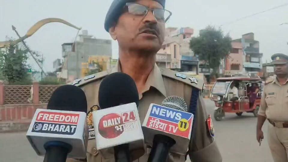 चित्रकूट: मिशन शक्ति अभियान 5.0 के तहत महिला सुरक्षा जागरूकता बाइक रैली रवाना
पुलिस अधीक्षक अरुण कुमार सिंह ने हरी झंडी दिखाकर किया रवाना, महिलाओं और बालिकाओं को जागरूक करने का दिया संदेश
चित्रकूट। शारदीय नवरात्रि के पावन अवसर पर महिला सुरक्षा, सम्मान एवं स्वावलंबन के प्रति जन-जागरूकता बढ़ाने के उद्देश्य से मिशन शक्ति अभियान 5.0 के द्वितीय चरण के अंतर्गत रविवार को कोतवाली कर्वी से जागरूकता बाइक रैली निकाली गई। रैली को पुलिस अधीक्षक चित्रकूट अरुण कुमार सिंह ने हरी झंडी दिखाकर रवाना किया।
इस अभियान के माध्यम से महिलाओं एवं बालिकाओं को उनकी सुरक्षा, अधिकारों और सरकारी सहायता से जुड़ी सुविधाओं के प्रति जागरूक करने के साथ ही आत्मनिर्भर बनने के लिए प्रेरित किया जाएगा। अभियान का उद्देश्य महिलाओं को सुरक्षित वातावरण उपलब्ध कराने तथा महिला संबंधी अपराधों के प्रति जागरूकता बढ़ाना है।
वहीं डेली 24 भारत के संवाददाता दिनेश सिंह कुशवाहा ने महिला सुरक्षा को लेकर पुलिस अधीक्षक अरुण कुमार सिंह से खास बातचीत की। इस दौरान महिला सुरक्षा, सम्मान और जागरूकता अभियान के महत्व को लेकर चर्चा की गई।
डेली 24 भारत | संवाददाता: दिनेश सिंह कुशवाहा