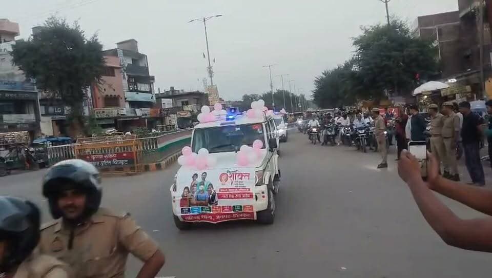 चित्रकूट: मिशन शक्ति अभियान 5.0 के तहत महिला सुरक्षा जागरूकता बाइक रैली रवाना
पुलिस अधीक्षक अरुण कुमार सिंह ने हरी झंडी दिखाकर किया रवाना, महिलाओं और बालिकाओं को जागरूक करने का दिया संदेश
चित्रकूट। शारदीय नवरात्रि के पावन अवसर पर महिला सुरक्षा, सम्मान एवं स्वावलंबन के प्रति जन-जागरूकता बढ़ाने के उद्देश्य से मिशन शक्ति अभियान 5.0 के द्वितीय चरण के अंतर्गत रविवार को कोतवाली कर्वी से जागरूकता बाइक रैली निकाली गई। रैली को पुलिस अधीक्षक चित्रकूट अरुण कुमार सिंह ने हरी झंडी दिखाकर रवाना किया।
इस अभियान के माध्यम से महिलाओं एवं बालिकाओं को उनकी सुरक्षा, अधिकारों और सरकारी सहायता से जुड़ी सुविधाओं के प्रति जागरूक करने के साथ ही आत्मनिर्भर बनने के लिए प्रेरित किया जाएगा। अभियान का उद्देश्य महिलाओं को सुरक्षित वातावरण उपलब्ध कराने तथा महिला संबंधी अपराधों के प्रति जागरूकता बढ़ाना है।
वहीं डेली 24 भारत के संवाददाता दिनेश सिंह कुशवाहा ने महिला सुरक्षा को लेकर पुलिस अधीक्षक अरुण कुमार सिंह से खास बातचीत की। इस दौरान महिला सुरक्षा, सम्मान और जागरूकता अभियान के महत्व को लेकर चर्चा की गई।
डेली 24 भारत | संवाददाता: दिनेश सिंह कुशवाहा