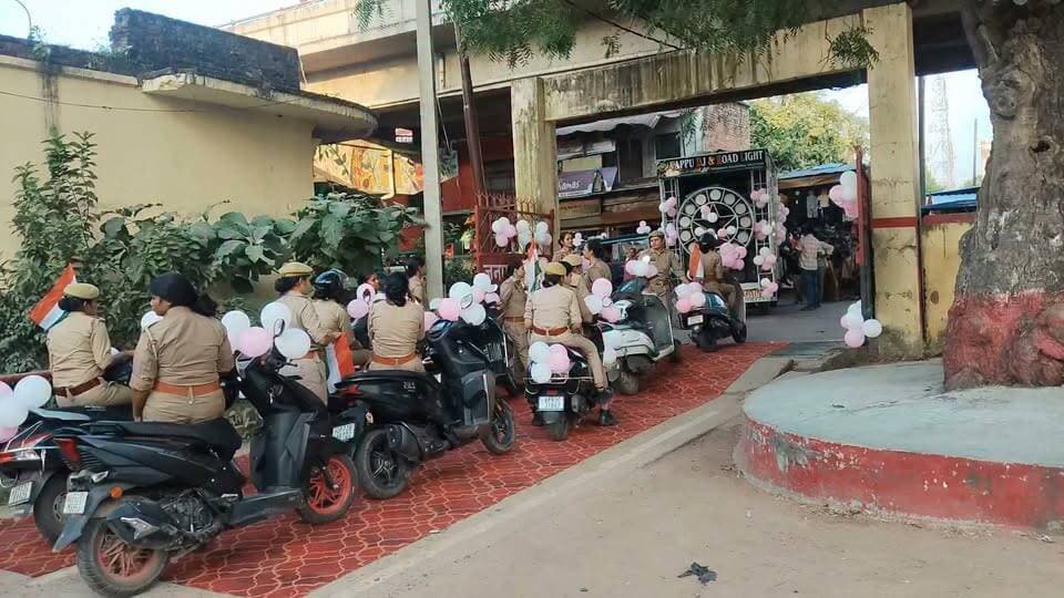 चित्रकूट: मिशन शक्ति अभियान 5.0 के तहत महिला सुरक्षा जागरूकता बाइक रैली आज
चित्रकूट। शारदीय नवरात्रि के पावन अवसर पर महिला सुरक्षा, सम्मान एवं स्वावलंबन के प्रति जन-जागरूकता बढ़ाने के उद्देश्य से मिशन शक्ति अभियान 5.0 के द्वितीय चरण के अंतर्गत 11 अक्टूबर 2026 को बाइक रैली का आयोजन किया जाएगा।
यह बाइक रैली थाना कोतवाली कर्वी से शाम 5 बजे निकाली जाएगी। पुलिस अधीक्षक चित्रकूट अरुण कुमार सिंह हरी झंडी दिखाकर रैली को रवाना करेंगे।
इस अभियान के माध्यम से महिलाओं एवं बालिकाओं को सुरक्षा के प्रति जागरूक करने, उनके अधिकारों की जानकारी देने तथा उन्हें आत्मनिर्भर बनने के लिए प्रेरित करने का संदेश दिया जाएगा।