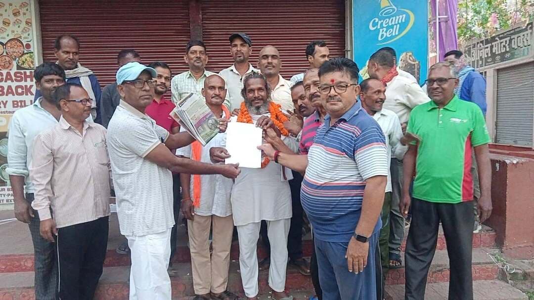मऊ में समाचार पत्र विक्रेता संघ का चुनाव संपन्न, मनोज गुप्ता निर्विरोध अध्यक्ष चुने गए
मऊ में समाचार पत्र विक्रेता संघ का सांगठनिक चुनाव वर्ष 2026 संपन्न हो गया। चुनाव में मनोज गुप्ता को सर्वसम्मति से निर्विरोध अध्यक्ष चुना गया। अखबार वितरण सेंटर पर आयोजित चुनाव प्रक्रिया के दौरान पर्यवेक्षक संजय राय, लक्ष्मी चौरसिया और बसंत कुमार मौजूद रहे। चुनाव परिणाम की घोषणा के बाद पर्यवेक्षकों ने नवनिर्वाचित अध्यक्ष मनोज गुप्ता को प्रमाण पत्र सौंपा। अध्यक्ष चुने जाने पर समाचार पत्र विक्रेताओं और हॉकरों ने खुशी जाहिर करते हुए उन्हें फूल-मालाएं पहनाकर बधाई दी और मिठाई खिलाकर अपनी प्रसन्नता व्यक्त की। नवनिर्वाचित अध्यक्ष मनोज गुप्ता ने सभी सदस्यों का आभार जताते हुए संगठन को मजबूत बनाने और समाचार पत्र विक्रेताओं की समस्याओं के समाधान के लिए काम करने की बात कही।