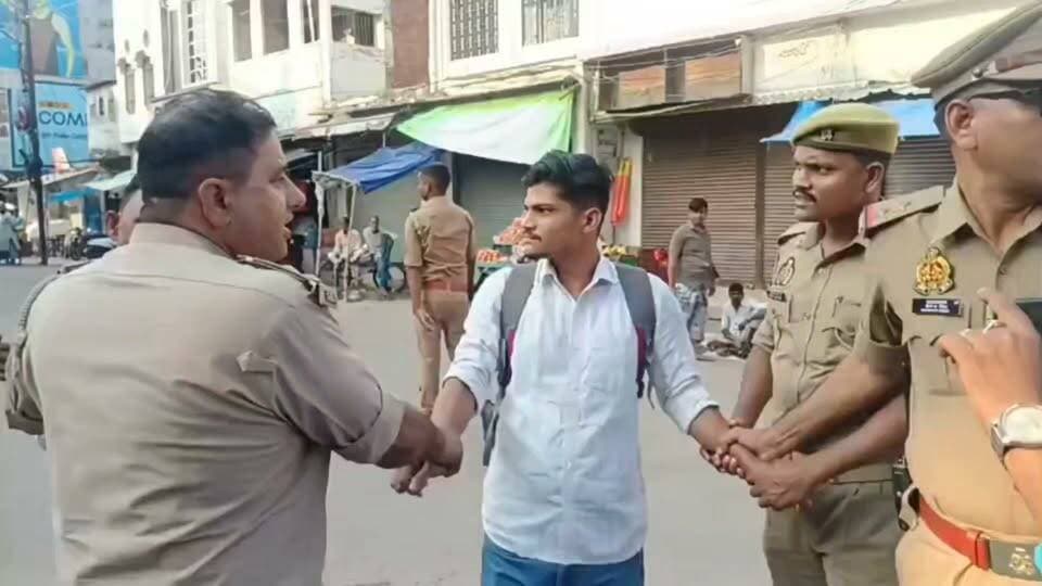 मऊ में दिल्ली जाने से पहले कांग्रेस के दो पदाधिकारी हिरासत में, 12 अक्टूबर को जंतर-मंतर पर आंदोलन में होना था शामिल
#मऊ #कांग्रेस #दिल्लीआंदोलन #खबरेंअभीतक #KhabareAbhiTak