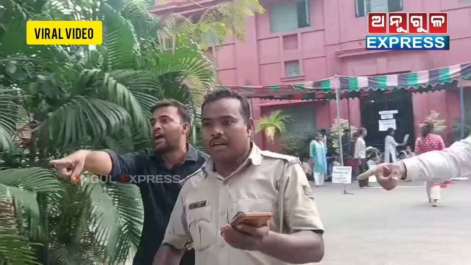 #ମଦ_ପିଇ_ହଟହଟା_ପୋଲିସ_ବାବୁ #ରେଭେନ୍ସା_କ୍ୟାମ୍ପସରେ ପୋଲିସ ବାବୁ ମଦ ପିଇ ଆସିଥିବା ଅଭିଯୋଗ ହେବା ପରେ ହଟହଟା ହେବାକୁ ପଡ଼ିଥିଲା ପୋଲିସ ବାବୁଙ୍କୁ। #viralpost #Odisha #StudentElections #angulexpress #highlight