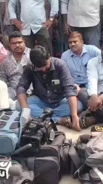 విజయవాడ దుర్గమ్మ సన్నిధికి జర్నలిస్టులకు నో ఎంట్రీ....