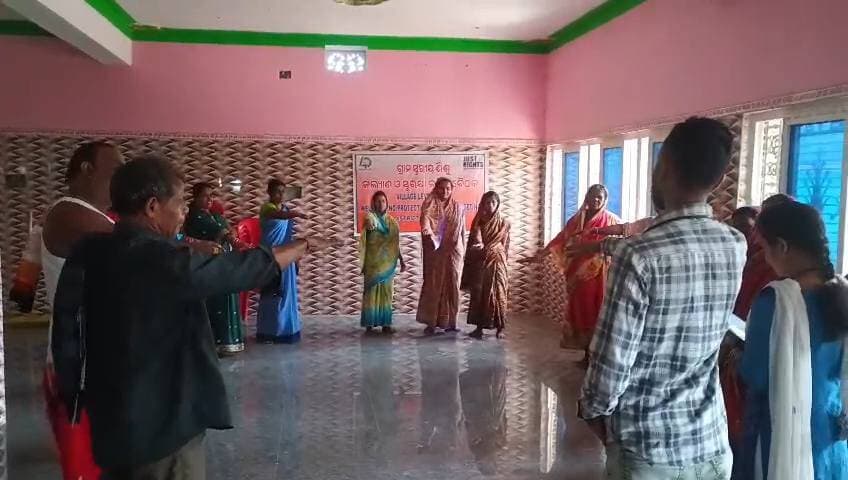 ଗ୍ରାମ ସ୍ତରୀୟ ଶିଶୁ ସୁରକ୍ଷା ଓ କଲ୍ୟାଣ ବୈଠକ ଅନୁଷ୍ଠିତ
କିଶୋରନଗର: ଅନୁଗୋଳ ଜିଲ୍ଲା କିଶୋରନଗର ବ୍ଲକ ଅନ୍ତର୍ଗତ ଜାମ୍ମୁନାଳୀ ଗ୍ରାମପଞ୍ଚାୟତର ଗୋଲାସର ଗ୍ରାମରେ ବିଶ୍ୱ ଯୁବ କେନ୍ଦ୍ର, ବଣୀନାଳୀ, ଅନୁଗୋଳ ଦ୍ୱାରା ପରିଚାଳିତ ‘ଜଷ୍ଟ ରାଇଟ୍ ଫର୍ ଚିଲଡ୍ରେନ୍’ ପକ୍ଷରୁ ଗ୍ରାମ ସ୍ତରୀୟ ଶିଶୁ ସୁରକ୍ଷା ଓ ଲ୍ୟାଣ ବୈଠକ ଅନୁଷ୍ଠିତ ହୋଇଯାଇଛି
ଏହି ବୈଠକରେ ଅଙ୍ଗନୱାଡି କର୍ମୀ, ୱାର୍ଡମେମ୍ବର, ଆଶାକର୍ମୀଙ୍କ , E.C ମେମ୍ୱବର ,ସଭାପତି, ସେ କ୍ରେରେଟାରୀ ,CRP ସମେତ ଗ୍ରାମର ବିଭିନ୍ନ ସଦସ୍ୟ ଉପସ୍ଥିତ ରହି ଶିଶୁ ସୁରକ୍ଷା ଓ କଲ୍ୟାଣ ସମ୍ପର୍କରେ ଆଲୋଚନା କରିଥିଲେ।
ବୈଠକରେ ବାଲ୍ୟ ବିବାହ, ଶିଶୁ ଚାଲାଣ, ଶିଶୁ ଯୌନ ନିର୍ଯାତନା, ଶିଶୁ ଶ୍ରମ ଏବଂ ଶିଶୁମାନଙ୍କୁ ଜୀବନ ପ୍ରତି ବିପଦସଙ୍କୁଳ କାର୍ଯ୍ୟରେ ନିୟୋଜିତ କରିବା ଭଳି ସମ୍ବେଦନଶୀଳ ବିଷୟ ଉପରେ ବିସ୍ତୃତ ଆଲୋଚନା ହୋଇଥିଲା। ଏଭଳି ଘଟଣା ଶିଶୁମାନଙ୍କ ଶାରୀରିକ, ମାନସିକ ଓ ଶିକ୍ଷାଗତ ବିକାଶ ଉପରେ କିପରି ନକାରାତ୍ମକ ପ୍ରଭାବ ପକାଏ, ସେନେଇ ସଚେତନ କରାଯାଇଥିଲା।
ବାଲ୍ୟ ବିବାହ ଓ ଶିଶୁ ଶ୍ରମରେ ନିୟୋଜିତ କରୁଥିବା ବ୍ୟକ୍ତିଙ୍କ ବିରୋଧରେ ଭାରତୀୟ ଆଇନରେ ଥିବା ଦଣ୍ଡବିଧାନ ଓ ନିୟମାବଳୀ ସମ୍ପର୍କରେ ମଧ୍ୟ ଅବଗତ କରାଯାଇଥିଲା। ଏଥିସହ ପ୍ରତ୍ୟେକ ଶିଶୁର ଚାରୋଟି ପ୍ରାଥମିକ ଅଧିକାର ଏବଂ ଶିଶୁମାନଙ୍କ ଅଧିକାର ସୁରକ୍ଷାରେ ପରିବାର ଓ ସମାଜର ଭୂମିକା ଉପରେ ଗୁରୁତ୍ୱ ଦିଆଯାଇଥିଲା।
ବିଶ୍ୱ ଯୁବ କେନ୍ଦ୍ରର ନିର୍ଦ୍ଦେଶକ ମନୋଜ କୁମାର ମହାପାତ୍ର ଓ ପୂଜା ସ୍ୱାଇଁଙ୍କ ତତ୍ତ୍ୱାବଧାନରେ ପ୍ରକଳ୍ପ ସହଯୋଗୀ ପପି ଦେହୁରୀ ବୈଠକ ପରିଚାଳନା କରିଥିଲେ। ଶିଶୁମାନଙ୍କୁ ନିରାପଦ ପରିବେଶ ଯୋଗାଇବା ସହ ସେମାନଙ୍କ ଅଧିକାର ସୁରକ୍ଷା ପାଇଁ ସମସ୍ତେ ଏକଜୁଟ ହୋଇ କାର୍ଯ୍ୟ କରିବାକୁ ବୈଠକରେ ଆହ୍ୱାନ ଦିଆଯାଇଥିଲା। #angulexpress