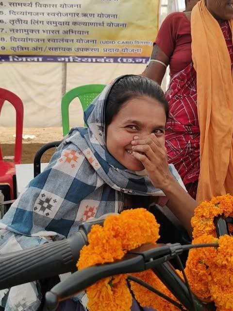 सेवा संकल्प अभियान अंतर्गत ग्राम खोकसरा में आयोजित सेवा सेतु शिविर में देवभोग विकासखंड के ग्राम सुपेबेड़ा निवासी दिव्यांग अमृता नाइक को समाज कल्याण विभाग द्वारा मोटराइज्ड ट्राइसाइकिल प्रदान की गई।
प्रभारी मंत्री श्री दयालदास बघेल एवं सांसद श्रीमती रूपकुमारी चौधरी के हाथों मोटराइज्ड ट्राइसाइकिल प्राप्त कर अमृता नाइक ने माननीय मुख्यमंत्री श्री विष्णुदेव साय के प्रति आभार व्यक्त किया।
यह पहल अमृता के लिए आवागमन को सुगम बनाने के साथ आत्मनिर्भरता और आत्मविश्वास की दिशा में एक महत्वपूर्ण कदम है।
#सेवा_संकल्प_अभियान #सेवा_सेतु #समाज_कल्याण #दिव्यांगजन_सशक्तिकरण #Gariyaband