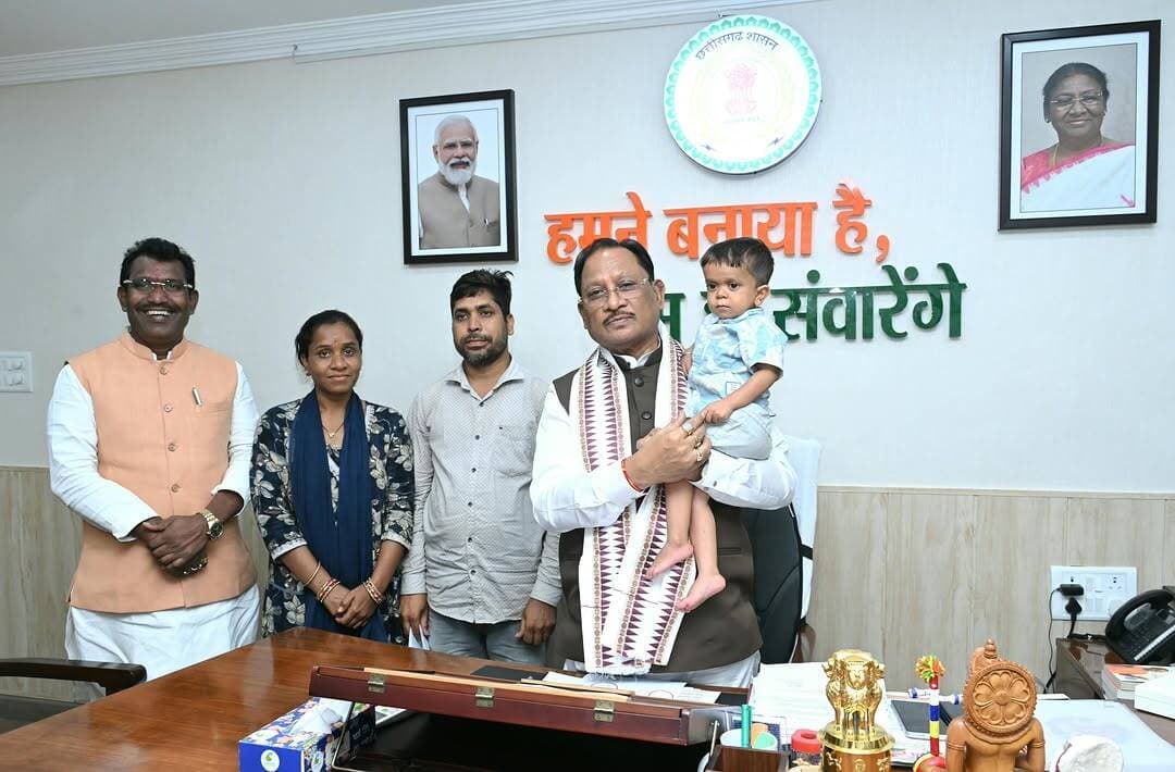 मानवीय संवेदनाओं और जनसेवा के संकल्प को साकार करते हुए,आइसोलेटेड ग्रोथ हार्मोन की कमी (टाइप ए-1)’ जैसी दुर्लभ बीमारी से जूझ रहे चंद्रपुर विधानसभा, जिला सक्ती के ग्राम धुरकोट निवासी 10 वर्षीय बालक रिमोन टंडन, पिता श्री अजय कुमार टंडन माता श्रीमती अलका टंडन जी से दिल्ली प्रवास के दौरान उपचार के सिलसिले में मुलाकात हुई। बालक एवं उनके परिवार की कठिन परिस्थिति को देखते हुए उनके बेहतर उपचार हेतु तत्काल पहल करते हुए रायपुर स्थित मुख्यमंत्री निवास में छत्तीसगढ़ के माननीय मुख्यमंत्री श्री विष्णु देव साय जी से मुलाकात करवाई।
इस दौरान बालक के उपचार हेतु माननीय मुख्यमंत्री श्री विष्णु देव साय जी एवं स्वास्थ्य मंत्री मान. श्री श्याम बिहारी जायसवाल जी ने मुख्यमंत्री विशेष स्वास्थ्य सहायता योजना के अंतर्गत 12 लाख रुपये से अधिक की राशि तत्काल स्वीकृत की। यह सहायता राशि बालक के उपचार में महत्वपूर्ण सहयोग प्रदान करेगी और उसके परिवार को इस कठिन परिस्थिति में संबल देगी।
पीड़ित परिवार की सहायता एवं जरूरतमंदों के उपचार के प्रति संवेदनशीलता दिखाने के लिए छत्तीसगढ़ के माननीय मुख्यमंत्री श्री विष्णु देव साय जी एवं स्वास्थ्य मंत्री मान. श्री श्याम बिहारी जायसवाल जी का हृदय से आभार एवं धन्यवाद।
जनसेवा ही हमारा संकल्प है और जरूरतमंदों के जीवन में आशा की नई किरण जगाना ही हमारा कर्तव्य है ।
#जनसेवा #मानवीयसंवेदना #छत्तीसगढ़सरकार #विष्णुदेवसाय #श्यामबिहारीजायसवाल
@vishnudeosai @bjp4india @chhattisgarhcmo @bjp4cgstate @bjpgariyaband