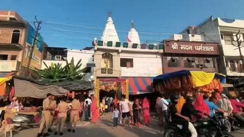 शरदीय नवरात्र के पहले दिन शुक्लागंज के दुर्गा मंदिर में श्रद्धालुओं का उमड़ा जल सैलाब