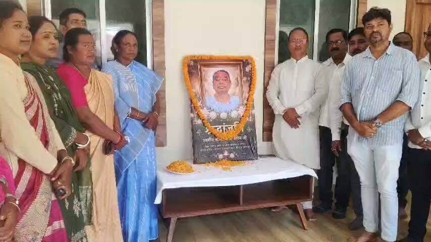 झारखंड के मुख्यमंत्री हेमंत सोरेन की माता एवं दिवंगत दिशोम गुरु शिबू सोरेन की पत्नी रूपी सोरेन के निधन पर रविवार को चाईबासा परिसदन में शोकसभा आयोजित
इस अवसर पर सांसद जोबा माझी ने कहा कि रूपी सोरेन का जीवन संघर्ष और आंदोलन से जुड़ा रहा। झारखंड आंदोलन के कठिन दौर में उनकी महत्वपूर्ण भूमिका रही। उनके निधन से झारखंड ने एक ऐसी शख्सियत को खो दिया है.