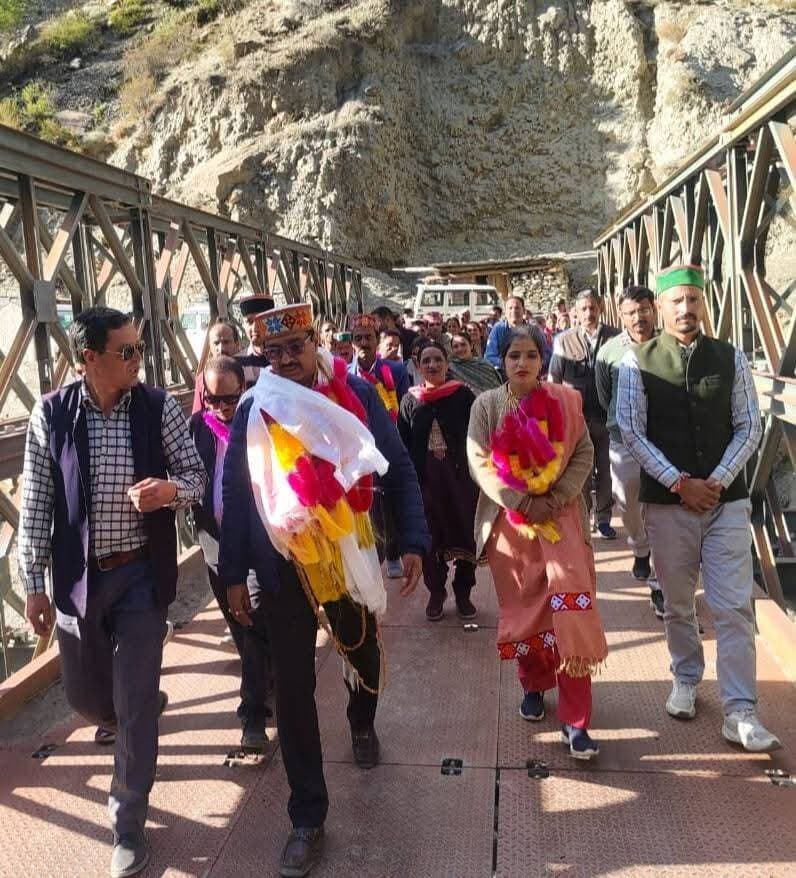 पांगी घाटी में जनसमस्याओं से रूबरू हुए ललित ठाकुर, समाधान के लिए प्रशासन और मुख्यमंत्री के समक्ष उठाएंगे मुद्दे
साहली पंचायत के धनाला और फिंडरू गांव में स्थानीय लोगों से किया संवाद, कुछ समस्याओं के समाधान के लिए प्रशासन के साथ किए प्रयास
हिमाचल 84 टीवी ब्यूरो पांगी।
पांगी घाटी के दौरे के दौरान एपीएमसी चंबा के चेयरमैन ललित ठाकुर ने ग्राम पंचायत साहली के धनाला गांव तथा ग्राम पंचायत फिंडरू के फिंडरू गांव में स्थानीय प्रबुद्ध लोगों से मुलाकात कर क्षेत्र की विभिन्न समस्याओं और जनहित से जुड़े मुद्दों पर विस्तार से चर्चा की।
इस दौरान स्थानीय लोगों ने अपने क्षेत्र की समस्याओं को उनके समक्ष रखा और उनके समाधान की मांग की। ललित ठाकुर ने लोगों को आश्वस्त किया कि जनहित से जुड़े मुद्दों के समाधान के लिए हरसंभव प्रयास किए जाएंगे।
उन्होंने बताया कि कुछ समस्याओं के समाधान के लिए पांगी प्रशासन के साथ मिलकर आवश्यक कदम उठाए गए हैं, जबकि अन्य महत्वपूर्ण मुद्दों को मुख्यमंत्री ठाकुर सुखविंदर सिंह सुक्खू के समक्ष उठाया जाएगा, ताकि उनके समाधान के लिए प्रभावी कार्रवाई सुनिश्चित हो सके।
ललित ठाकुर ने कहा कि क्षेत्र के लोगों की समस्याओं को सुनना और उनके समाधान के लिए संबंधित अधिकारियों व सरकार के समक्ष मुद्दों को उठाना उनकी प्राथमिकता है। उन्होंने भरोसा दिलाया कि पांगी घाटी के विकास और जनहित से जुड़े विषयों को गंभीरता से लेते हुए उनके समाधान के लिए निरंतर प्रयास किए जाएंगे।
— हिमाचल 84 टीवी