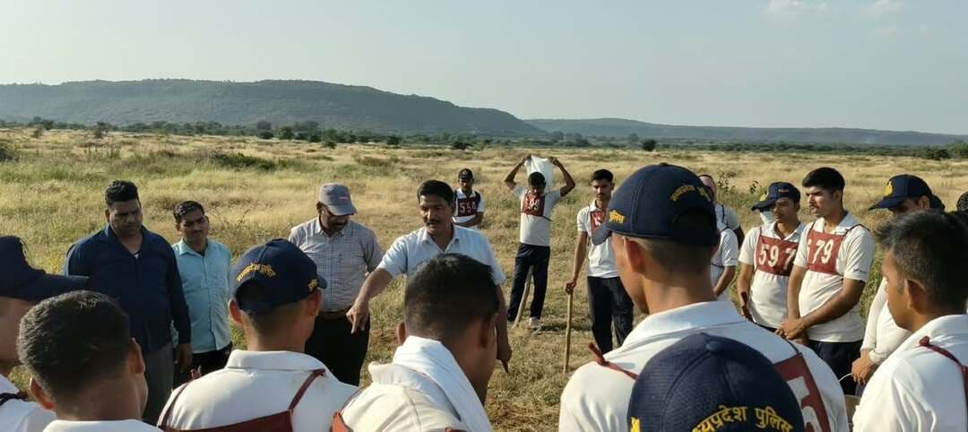 पर्यावरण संरक्षण की दिशा में सुजागृति संस्था की पहल, पुलिस प्रशिक्षण केंद्र तिघरा में पौधों के संरक्षण एवं वृक्षारोपण अभियान का आयोजन
वृक्षारोपण के साथ पौधों की नियमित देखभाल और सुरक्षा भी आवश्यक
पितृपक्ष की समाप्ति पर पितृमोक्ष अमावस्या एवं विश्व प्रवासी पक्षी दिवस के अवसर पर 10 अक्टूबर तथा शारदीय नवरात्रि के पावन पर्व पर 11 अक्टूबर 2026 को सुजागृति समाजसेवी संस्था, मुरैना द्वारा पर्यावरण संरक्षण के उद्देश्य से वृक्षारोपण तथा पूर्व में रोपित पौधों की देखभाल एवं सुरक्षा के लिए विशेष अभियान संचालित किया गया।
अभियान के अंतर्गत ग्वालियर के तिघरा स्थित पुलिस प्रशिक्षण केंद्र परिसर में संस्था द्वारा पूर्व में रोपित लगभग 3,000 पौधों की साफ-सफाई, सिंचाई एवं संरक्षण संबंधी कार्य किए गए। इन पौधों में गुग्गल, शतावरी और सहजन सहित विभिन्न प्रजातियों के पौधे शामिल हैं। अभियान के दौरान नए पौधों का रोपण भी किया गया तथा उनके समुचित विकास और संरक्षण पर विशेष ध्यान दिया गया।
संस्था के अध्यक्ष श्री जाकिर हुसैन ने कहा कि वृक्षारोपण जीवन, पर्यावरण एवं पृथ्वी के प्राकृतिक संतुलन को बनाए रखने की दिशा में अत्यंत महत्वपूर्ण है। जितना आवश्यक पौधों का रोपण करना है, उतना ही जरूरी उनकी नियमित देखभाल, साफ-सफाई और सुरक्षा सुनिश्चित करना भी है। वर्षा ऋतु की समाप्ति के बाद पौधों की विशेष देखभाल आवश्यक हो जाती है, ताकि उन्हें फफूंद, कीटों, दीमक तथा जड़ों के सड़ने जैसी समस्याओं से सुरक्षित रखा जा सके। विशेष रूप से गुग्गल के पौधों को दीमक से बचाने के लिए समय पर आवश्यक उपाय करना जरूरी है।
अभियान के दौरान तकनीकी सहयोग प्रदान करते हुए रेंज ऑफिसर श्री गजाधर प्रसाद शाक्य ने बच्चों एवं युवाओं को पौधों की देखभाल, साफ-सफाई, सिंचाई तथा पौधरोपण की उचित विधियों के संबंध में जानकारी दी। उन्होंने मौके पर व्यावहारिक प्रशिक्षण देते हुए बताया कि पौधों के आसपास स्वच्छता बनाए रखने, उनकी नियमित सिंचाई करने तथा बेहतर वृद्धि के लिए आवश्यक सावधानियां बरतने से पौधों को सुरक्षित एवं स्वस्थ रखा जा सकता है। इस कार्य में श्री राजाराम का भी सहयोग रहा।
यह अभियान वरिष्ठ पुलिस अधिकारी एवं अतिरिक्त पुलिस महानिदेशक श्री राजा बाबू सिंह के निर्देशन तथा तिघरा के पुलिस अधीक्षक श्री अखिलेश रेनवाल के सहयोग से सुजागृति समाजसेवी संस्था के अध्यक्ष श्री जाकिर हुसैन के नेतृत्व में संचालित किया गया।
श्री जाकिर हुसैन ने बताया कि पुलिस प्रशिक्षण केंद्र परिसर में विभिन्न प्रजातियों के पौधे रोपित किए गए हैं, जो भविष्य में पर्यावरण संरक्षण में महत्वपूर्ण योगदान देंगे। इन पौधों से परिसर में हरित क्षेत्र का विस्तार होगा तथा औषधीय एवं अन्य उपयोगी संसाधन उपलब्ध होने के साथ स्थानीय तापमान को नियंत्रित करने और वातावरण को स्वच्छ बनाए रखने में सहायता मिलेगी। इसके अतिरिक्त, पेड़-पौधे जैव विविधता के संरक्षण तथा पक्षियों सहित अन्य जीव-जंतुओं के लिए अनुकूल प्राकृतिक वातावरण विकसित करने में भी महत्वपूर्ण भूमिका निभाते हैं।
#JansamparkMP #morena2026 #Morena #MadhyaPradesh #environment Jansampark Madhya Pradesh