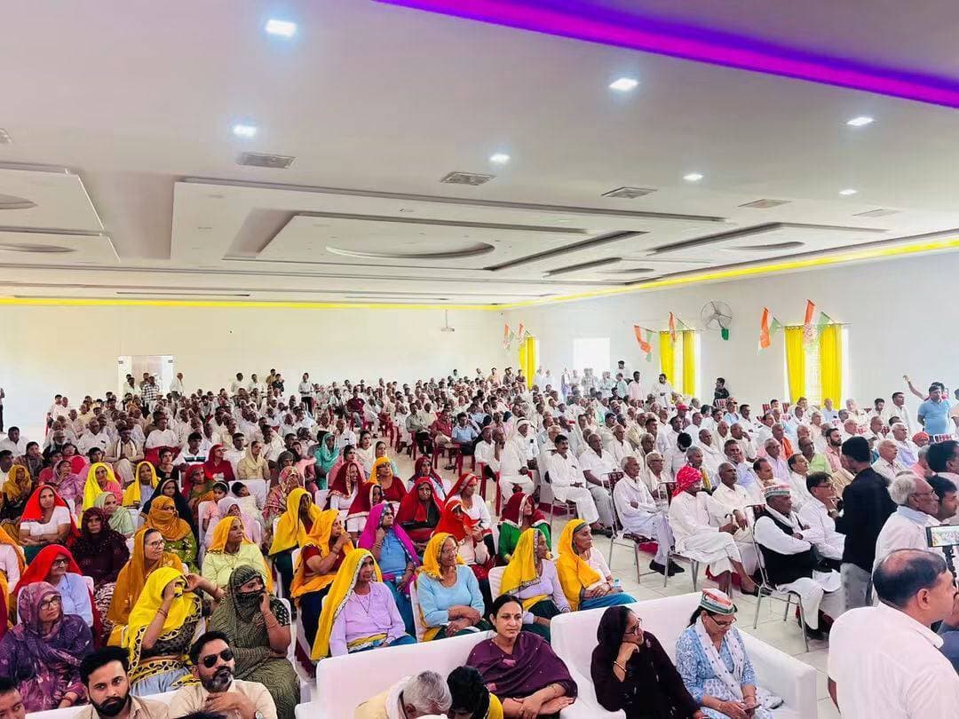 कांग्रेस कार्यकर्ताओं ने अटेली में आयोजित किया ब्लॉक स्तरीय सम्मेलन। मुख्य चुनाव आयुक्त ज्ञानेश कुमार के इस्तीफे की मांग!
भ्रष्टाचार, युवाओं के भविष्य के साथ खिलवाड़, नई सरकारी भर्तियां पूरी तरह ठप्प हैं,जो भर्तियां प्रक्रिया में हैं, वे या तो पेपर लीक की भेंट चढ़ रही हैं या सालों-साल से रिजल्ट अटके पड़े हैं। अपराधियों के बीच से कानून का डर खत्म हो चुका है। प्रदेश में जंगलराज है!: प्रदेश अध्यक्ष राव नरेंद्र सिंह #congress #ateli #indianews16