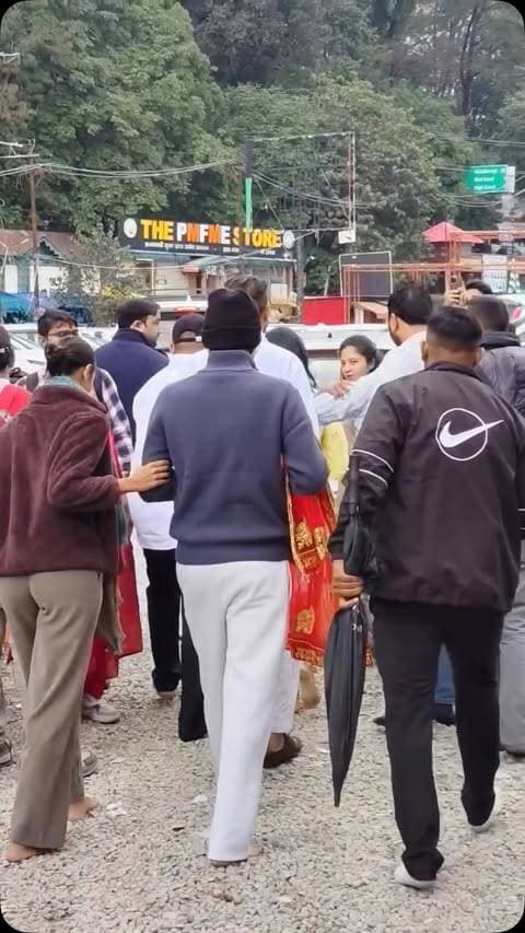 नैनीताल में नवरात्र के पहले दिन मां नयना देवी मंदिर दर्शनों को पहुंची अभिनेत्री जानवी कपूर ।