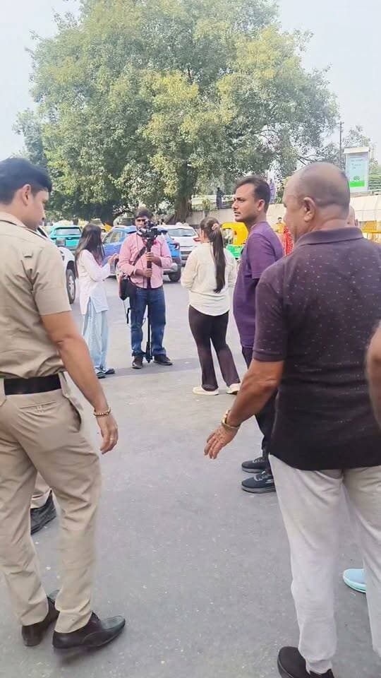 पुलिस से नोंक झोंक.......