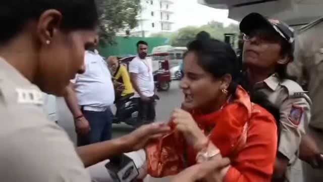 सुप्रीम कोर्ट के आदेश के बावजूद दिल्ली की सड़कों पर पत्रकारों को घसीटकर बसों में ठूँसे जाने और हिरासत में लेने की तस्वीरें बेहद शर्मनाक हैं।
#newsimpact