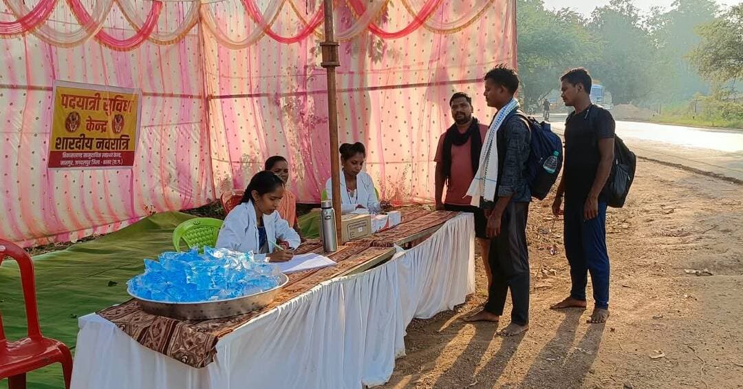 आस्था के पथ पर सेवा की ढाल 🙏
सेवा संकल्प अभियान के तहत दंतेवाड़ा और गिरोला जाने वाले पदयात्रियों के लिए 25 से अधिक स्थानों पर 11–20 अक्टूबर तक 24 घंटे स्वास्थ्य सेवाएं, प्राथमिक उपचार और आपातकालीन एम्बुलेंस की व्यवस्था।
#SevaSankalpAbhiyan #BastarDussehra