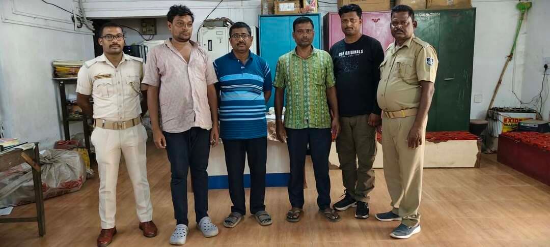 ଡମ୍ପର ଚାଳକଙ୍କଠାରୁ ବେଆଇନ ଚାନ୍ଦା ଆଦାୟ ଅଭିଯୋଗ, ୪ ଗିରଫ
ଭୋଗରାଇ ଥାନା ଅଞ୍ଚଳର ଦେଉଳା ଓ ଅନଳିଆ ବଜାରରେ ଡମ୍ପର ଚାଳକଙ୍କୁ ଧମକ ଦେଇ ବେଆଇନ ଭାବେ ଚାନ୍ଦା ଆଦାୟ ଅଭିଯୋଗରେ ପୋଲିସ ୪ ଜଣଙ୍କୁ ଗିରଫ କରିଛି।
Surajtv Odia Surajtv #chanda #abhijoga #bhogarai #balasore Collector & DM Balasore