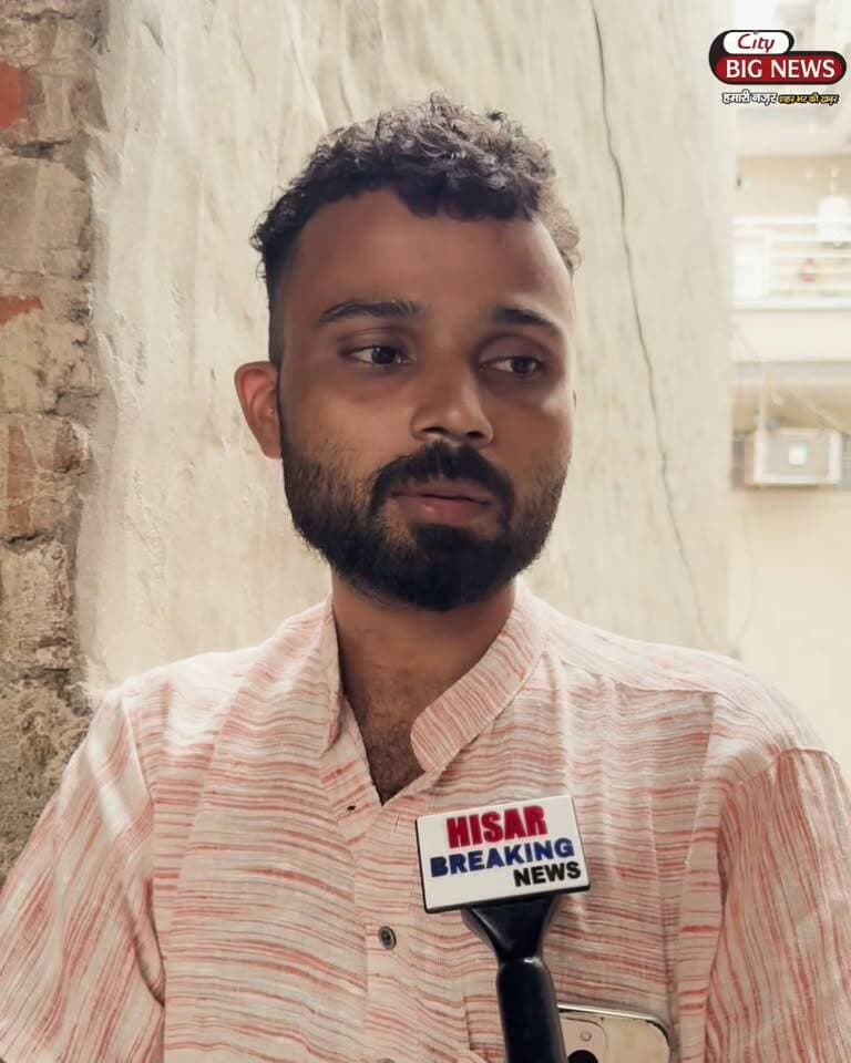 हिसार के सातरोड में महेश की सं#दिग्ध परिस्थितियों में मौ₹त
हिसार के सातरोड में 42 वर्षीय महेश की संदि@ग्ध परिस्थितियों में मौ#त हो गई। परिजनों ने उसकी पत्नी सीमा पर हत्#या का आरोप लगाया है। परिवार के मुताबिक, महेश के गले पर नाखूनों और सिर पर चो#ट के निशान थे।
महेश की मां कमलेश ने बताया कि बेटे की शादी 2014 में हुई थी और उनके दो बच्चे हैं। दोनों पति-पत्नी अलग रह रहे थे। सूचना मिलने पर परिवार मौके पर पहुंचा और पुलिस से जांच की मांग की। पुलिस ने पत्नी को हिरासत में लेकर मामले की जांच शुरू कर दी है।
#hisar