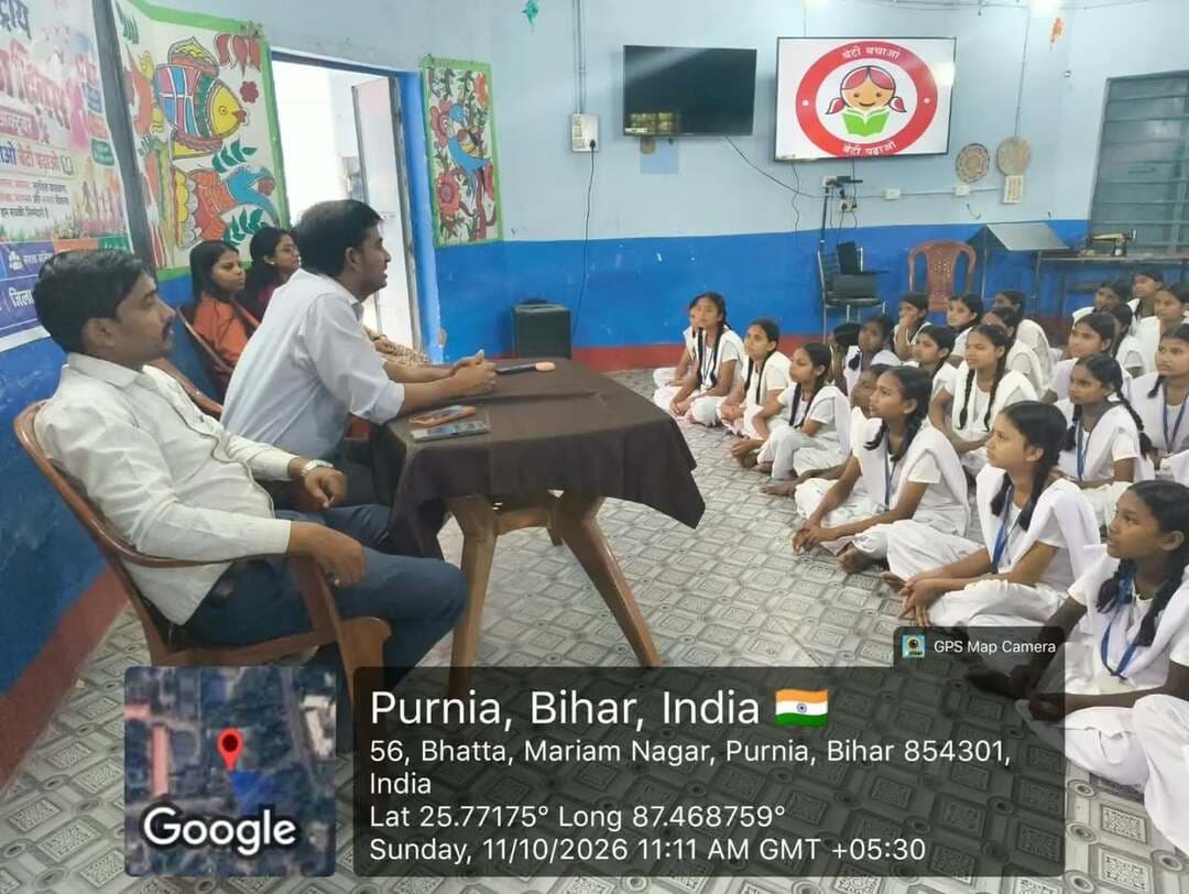 समाहरणालय पूर्णिया,
जनसंपर्क कार्यालय,
प्रेस विज्ञप्ति:-1640,
दिनांक:-11/10/2026,
==================
जिला प्रोग्राम पदाधिकारी पूर्णिया श्रीमती सुगंधा शर्मा के निदेश के आलोक में आज दिनांक 11 अक्टूबर 2026 को *बेटी बचाओ बेटी पढ़ाओ योजना अंतर्गत* अंतर्राष्ट्रीय बालिका दिवस के अवसर पर कस्तूरबा गाँधी बालिका विद्यालय पूर्णिया सदर में *बाल विवाह पर संवाद कार्यक्रम* का सफल आयोजन किया गया।
कार्यक्रम का मुख्य उद्देश्य महिलाओं एवं किशोरियों को सामाजिक कुरीतियों, महिला अधिकारों तथा विभिन्न सरकारी योजनाओं के प्रति जागरूक करना एवं उन्हें आत्मनिर्भर बनने के लिए प्रेरित करना है।
कार्यक्रम के दौरान उपस्थित बालिकाओं को बाल विवाह उन्मूलन, बेटी बचाओ-बेटी पढ़ाओ, लैंगिक हिंसा, दहेज प्रथा, महिला सुरक्षा तथा अल्पायु में मातृत्व से होने वाले दुष्प्रभावों के संबंध में विस्तृत जानकारी प्रदान की गई।
बाल विवाह एवं दहेज जैसी सामाजिक कुरीतियों के दुष्परिणामों पर प्रकाश डालते हुए इनके उन्मूलन में समाज की सक्रिय भागीदारी पर बल दिया एवं तेजस्वी मन- ए पी जे अब्दुल कलाम बुक का विडियो वर्जन एवं प्रेरणा दायक मैरीकॉम फिल्म दिखाया गया।
जिसमें जिला मिशन समन्वयक, DHEW नंदन कुमार सिंह ने किशोरियों को आर्थिक रूप से सशक्त बनाने के उद्देश्य से डिजिटल भुगतान प्रणाली तथा वित्तीय प्रबंधन के विभिन्न पहलुओं की जानकारी दी।
उन्होंने सरकारी वित्तीय योजनाओं का लाभ लेने के लिए प्रेरित किया। महिलाओं एवं किशोरियों को उनके कानूनी अधिकारों, स्वास्थ्य संबंधी महत्वपूर्ण विषयों तथा विभिन्न सरकारी योजनाओं की जानकारी देते हुए इनका लाभ प्राप्त करने की प्रक्रिया के बारे में विस्तार से बताया।
साथ ही महिला एवं बाल विकास निगम एवं मिशन शक्ति द्वारा संचालित योजनाओं के बारे में विस्तार पूर्वक बताया गया एवं महिला हेल्पलाइन नंबर 181 एवं चाइल्ड हेल्पलाइन नंबर 1098 के बारे में बालिकाओं को जानकारी दी गयी।
किशोरियों को शिक्षा, स्वास्थ्य एवं आत्मनिर्भरता के क्षेत्र में आगे बढ़ने के लिए प्रोत्साहित किया गया,जिसमें AVA समन्वयक एवं KGBV की सभी शिक्षिकाएं उपस्थित थीं।
कार्यक्रम के अंत में उपस्थित सभी प्रतिभागियों ने बाल विवाह, दहेज प्रथा एवं लैंगिक भेदभाव जैसी सामाजिक कुरीतियों को समाज से समाप्त करने तथा महिला सशक्तिकरण को बढ़ावा देने का संकल्प लिया।
#cmsamrat
#samratchoudhary